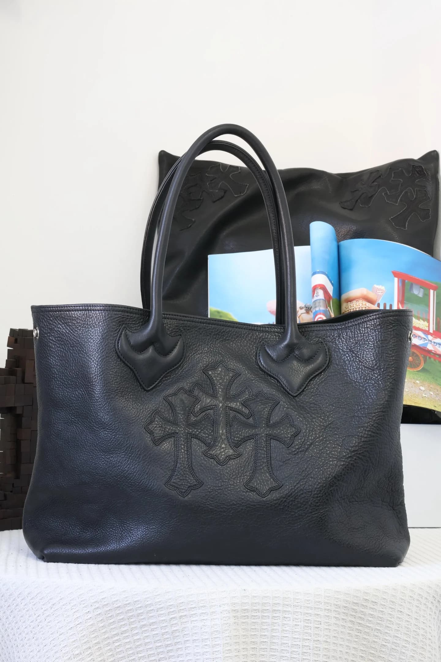 Сумка-тоут из чёрной бычьей кожи Chrome Hearts, вид спереди