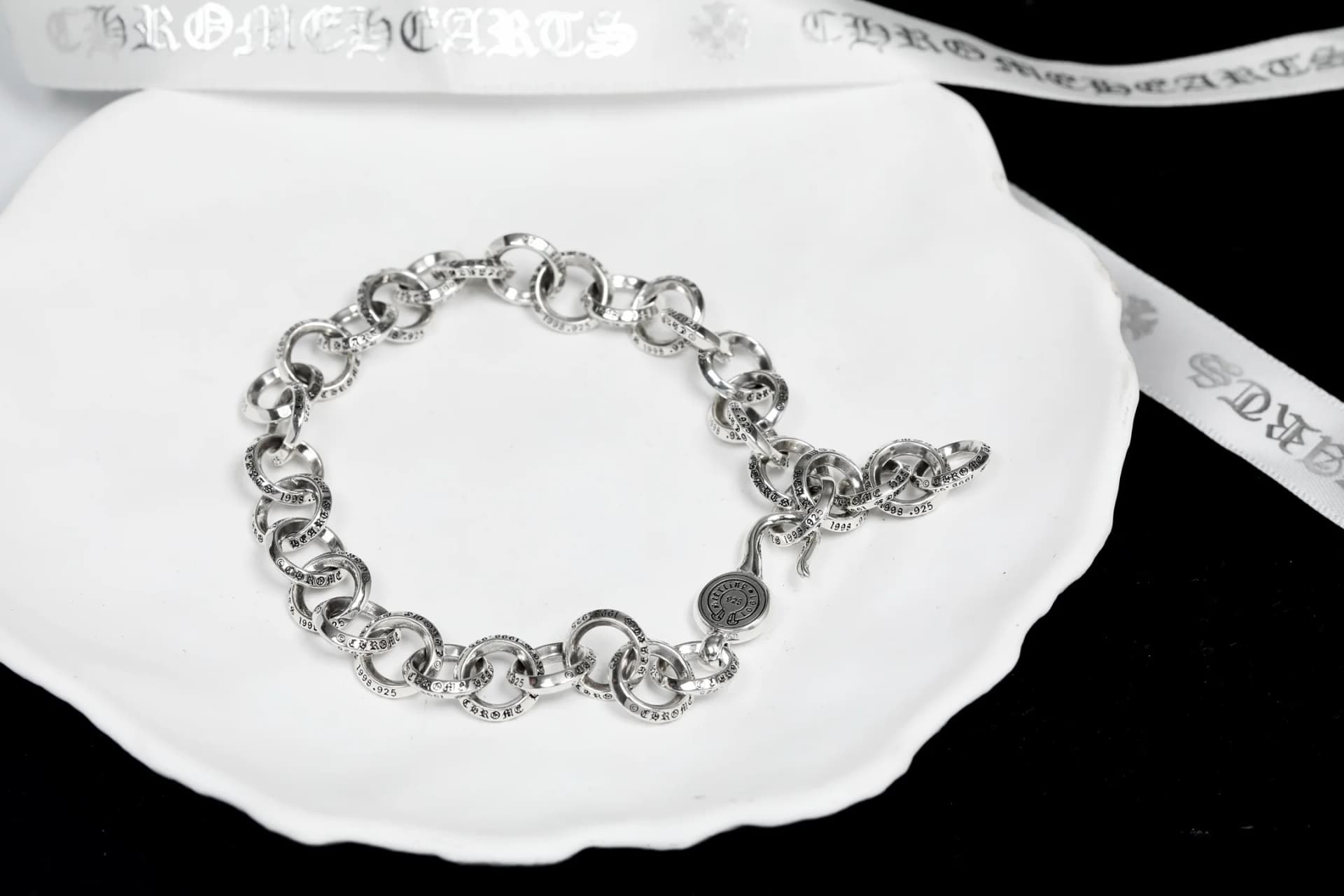 Серебряный браслет-цепь Chrome Hearts с круглым элементом на белой подставке