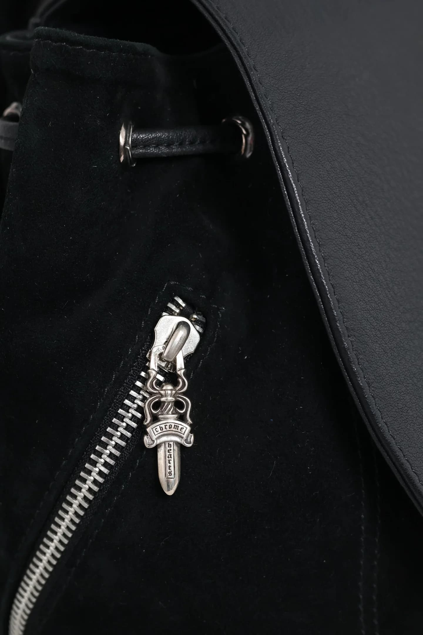 Крупный план бегунка молнии в виде кинжала Dagger из серебра 925 пробы