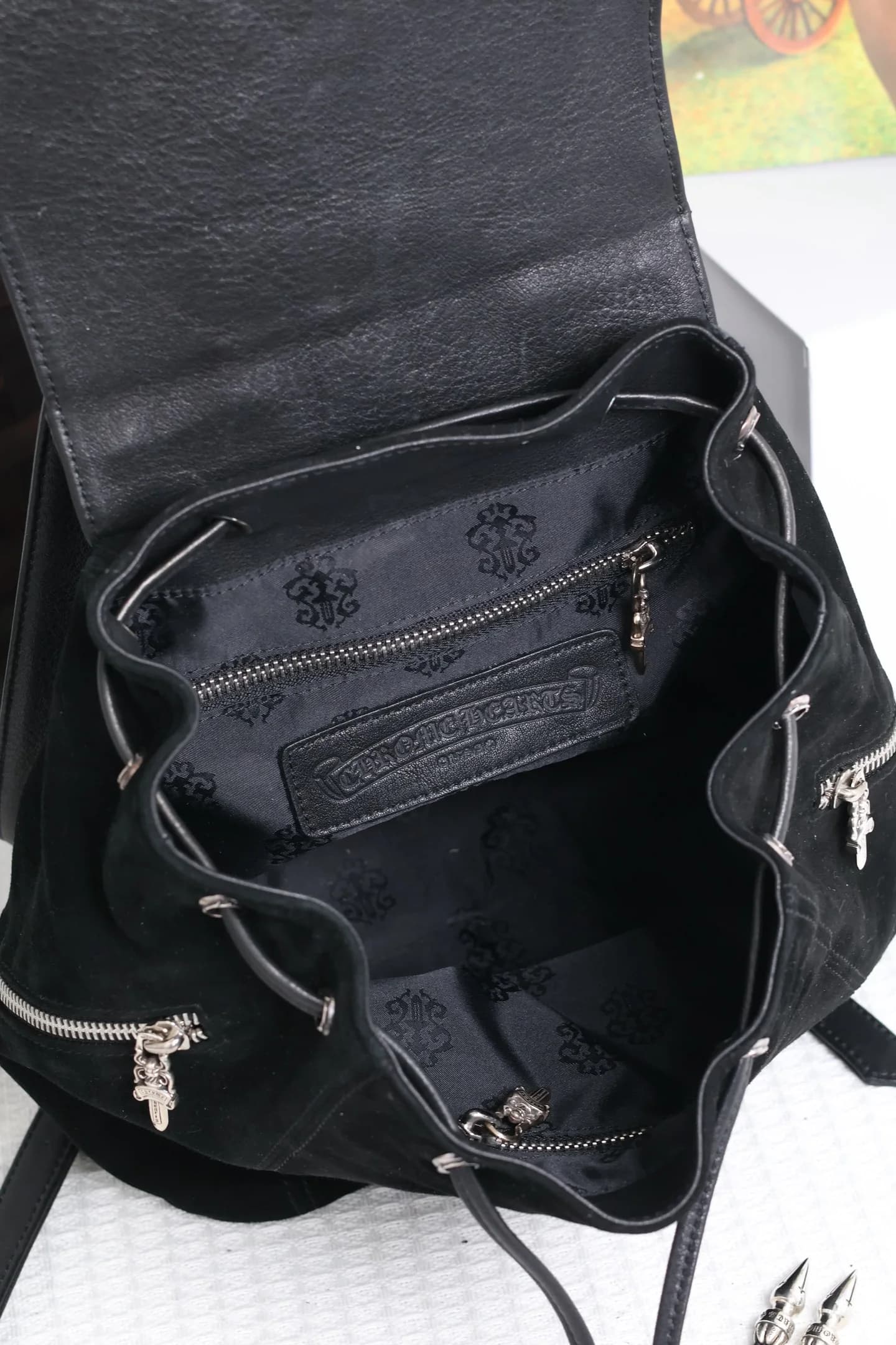 Внутреннее отделение рюкзака Chrome Hearts с фирменной жаккардовой подкладкой и кожаной нашивкой