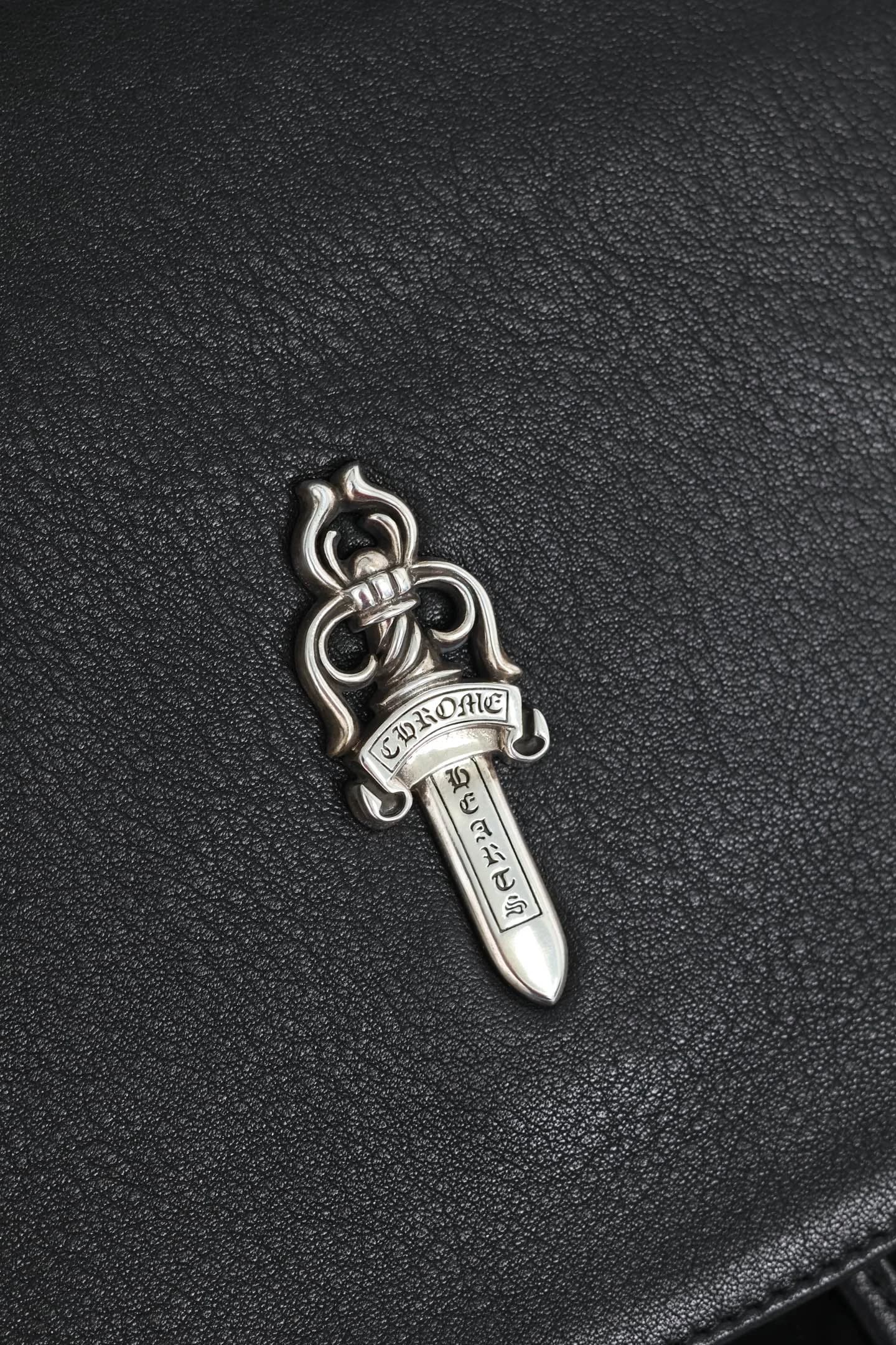 Крупный план серебряной детали Dagger 925 пробы на кожаном клапане
