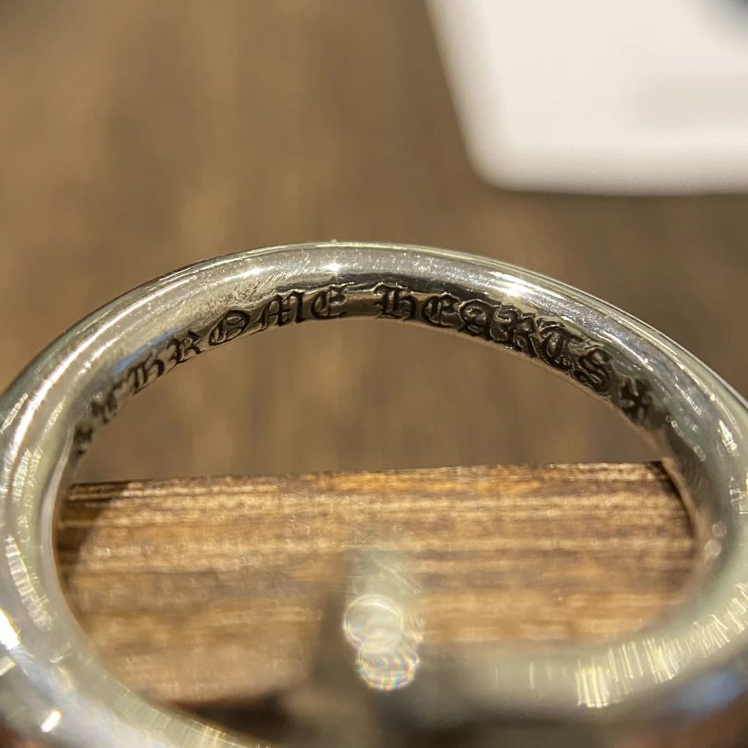 Внутренняя гравировка логотипа Chrome Hearts на серебряном кольце Nail