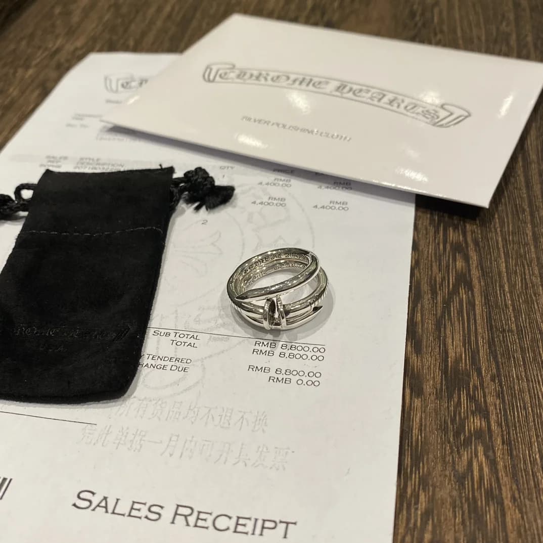 Сет из серебряных колец Chrome Hearts Nail рядом с пыльником