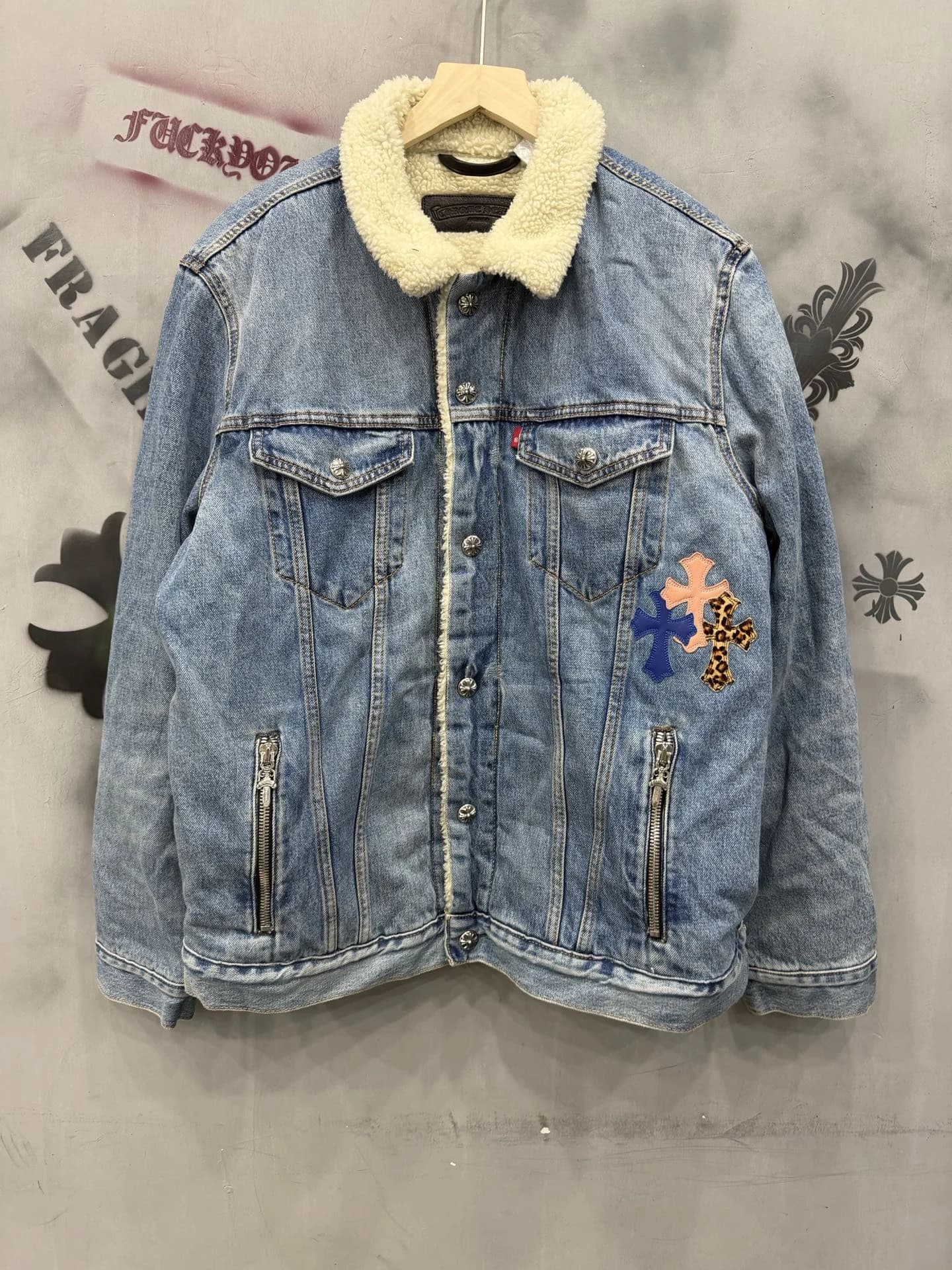Синяя джинсовая куртка Chrome Hearts x Levi's с меховым воротником, вид спереди