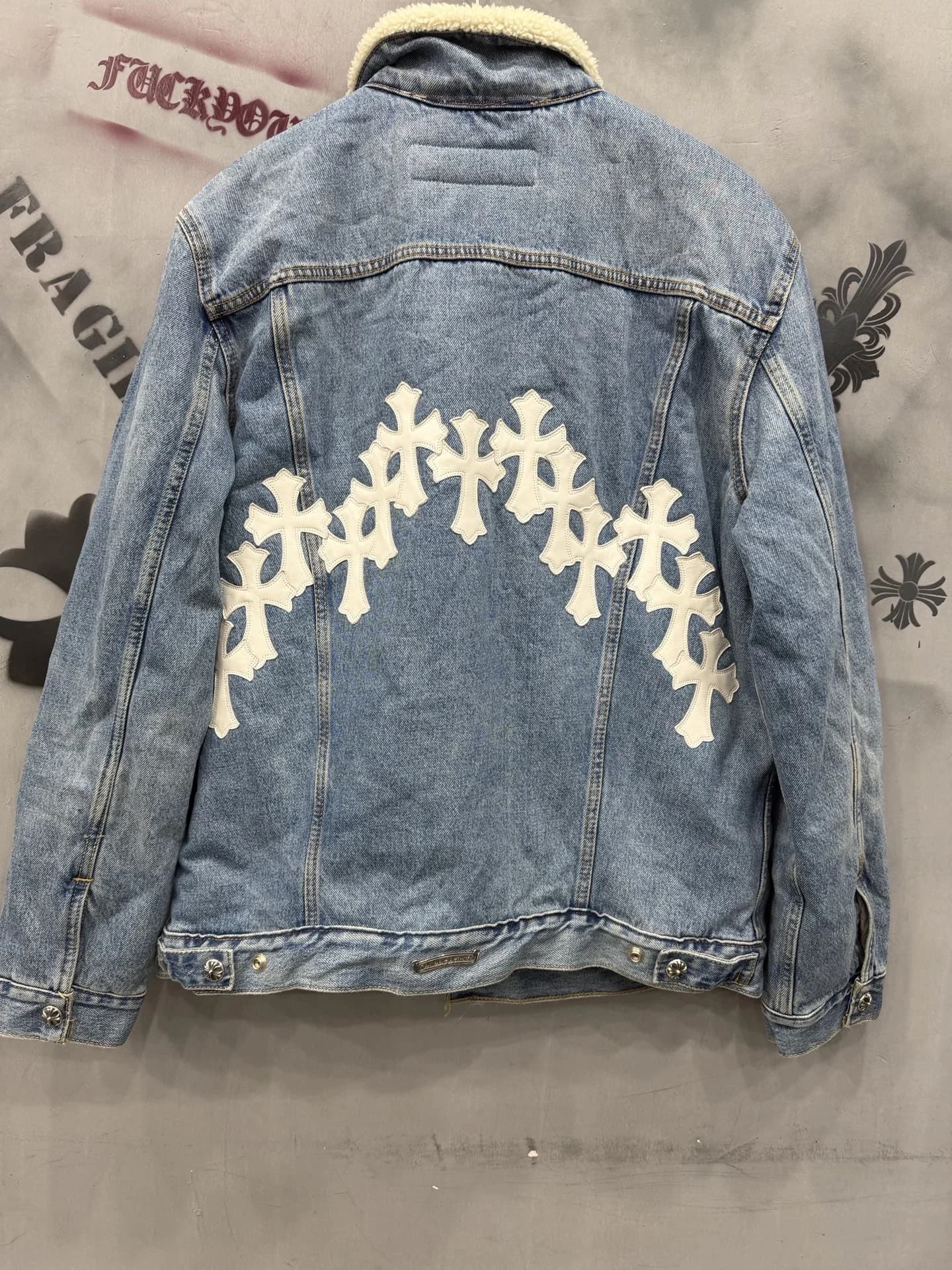 Синяя джинсовая куртка Chrome Hearts x Levi's с белыми кожаными крестами на спине, вид сзади