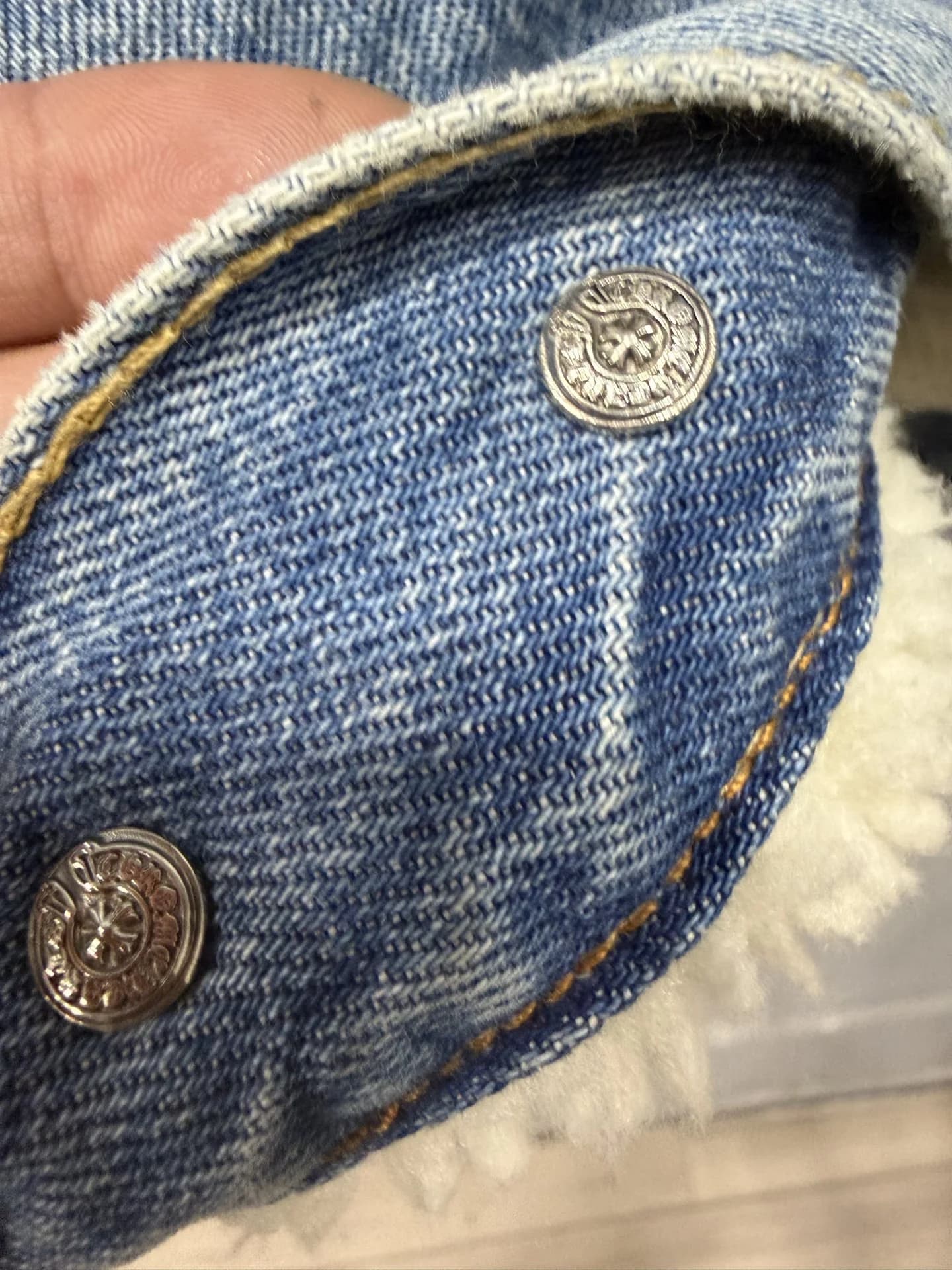 Брендированные заклепки Chrome Hearts на джинсовой куртке