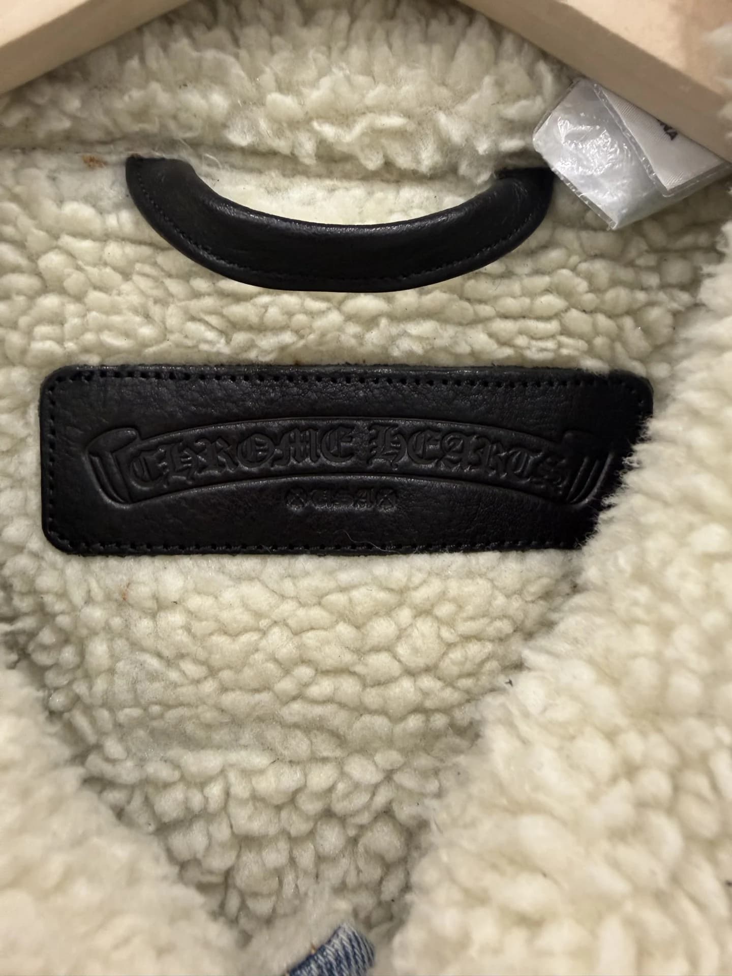 Внутренний кожаный патч с логотипом Chrome Hearts на меховой подкладке куртки