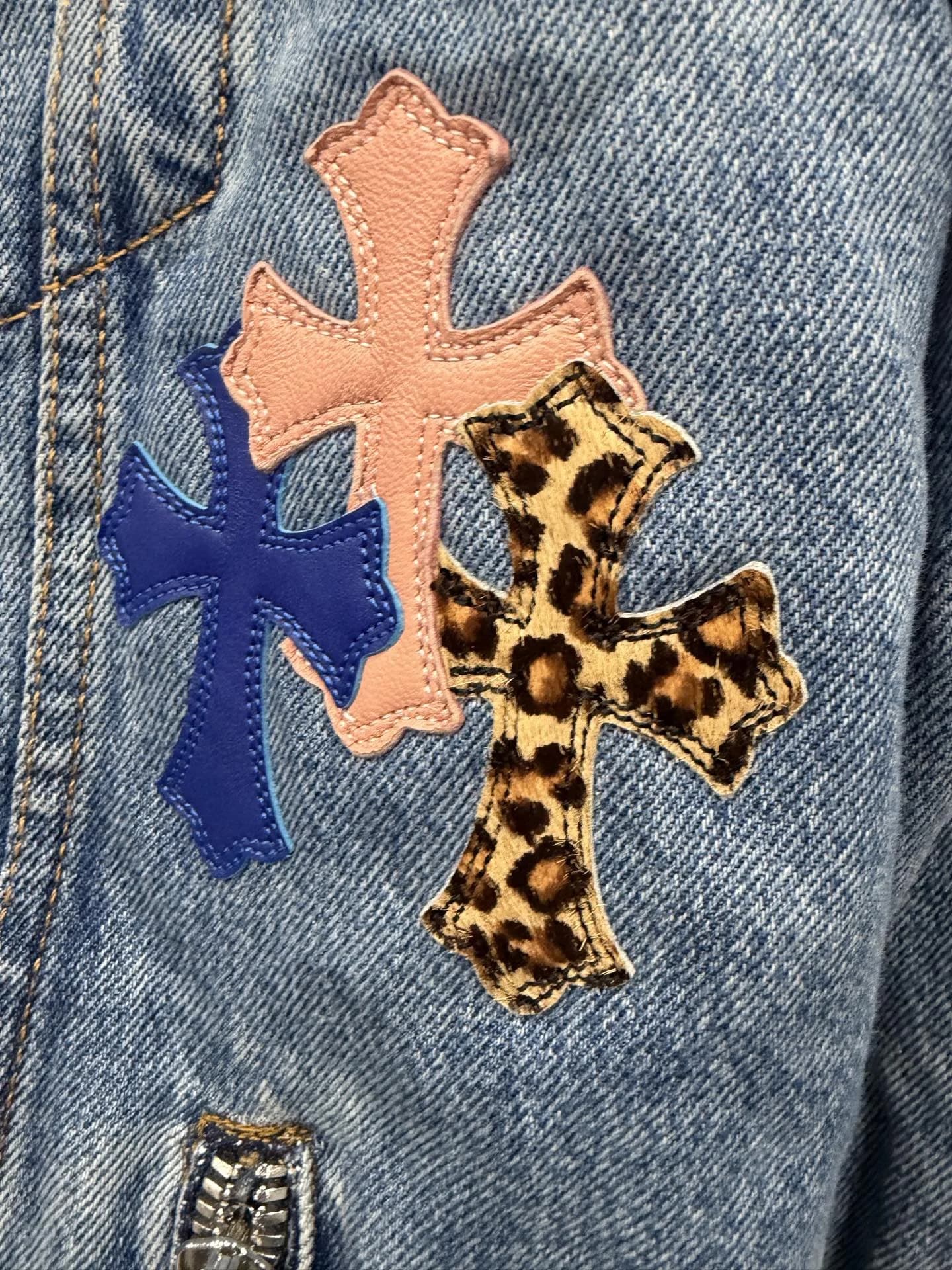 Кожаные нашивки в виде крестов на передней части джинсовой куртки Chrome Hearts x Levi's