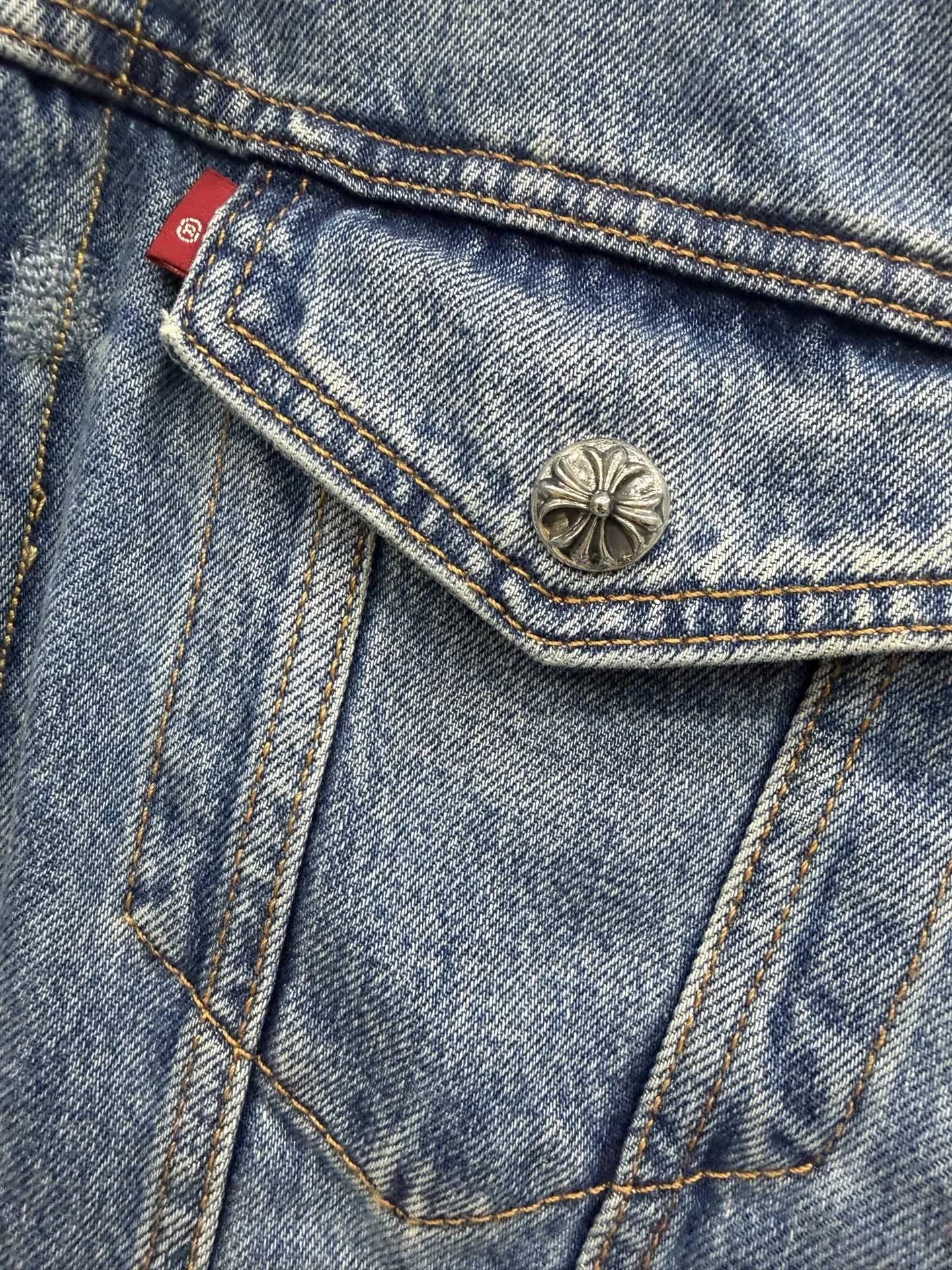 Металлическая пуговица-болт с фирменной гравировкой Chrome Hearts на кармане куртки
