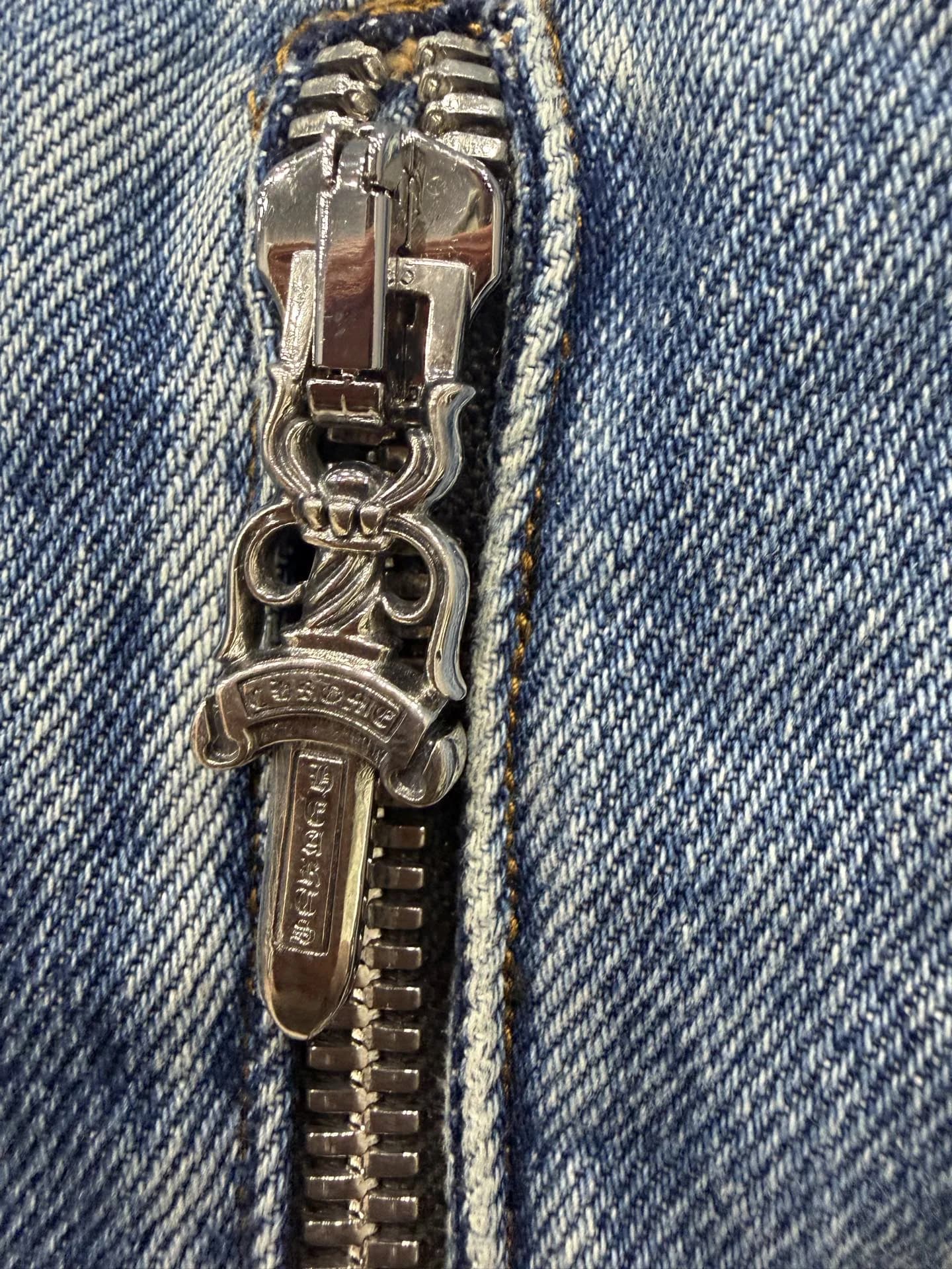 Металлическая молния с пуллером-кинжалом Chrome Hearts на джинсовой куртке