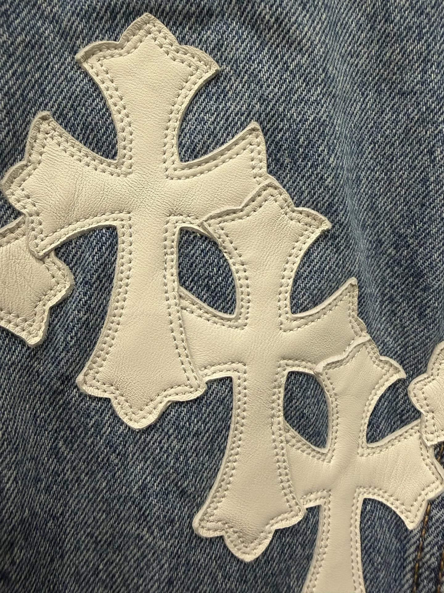 Белые кожаные нашивки-кресты на спине джинсовой куртки Chrome Hearts x Levi's