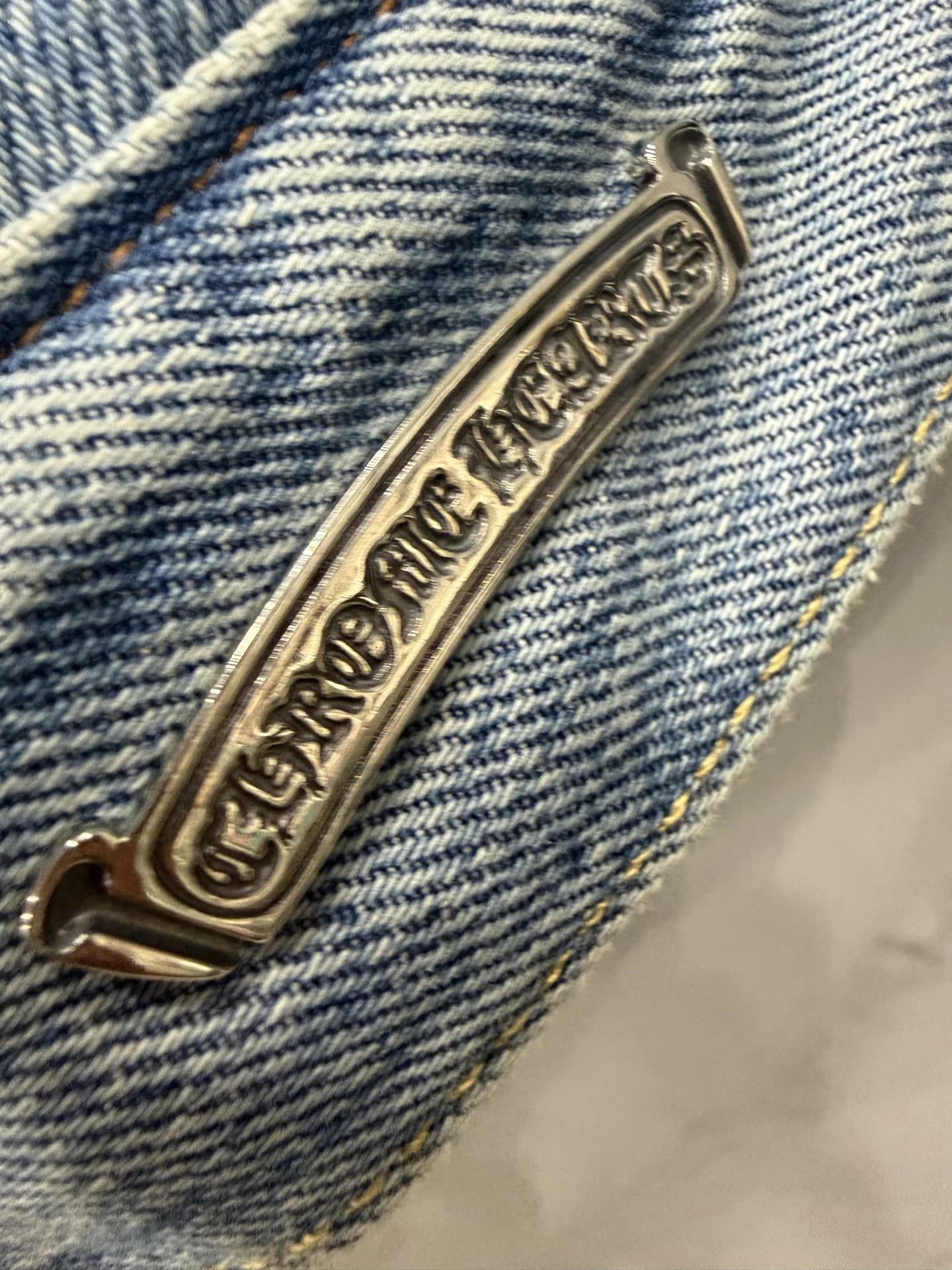 Металлическая пластина с логотипом Chrome Hearts на джинсовой куртке