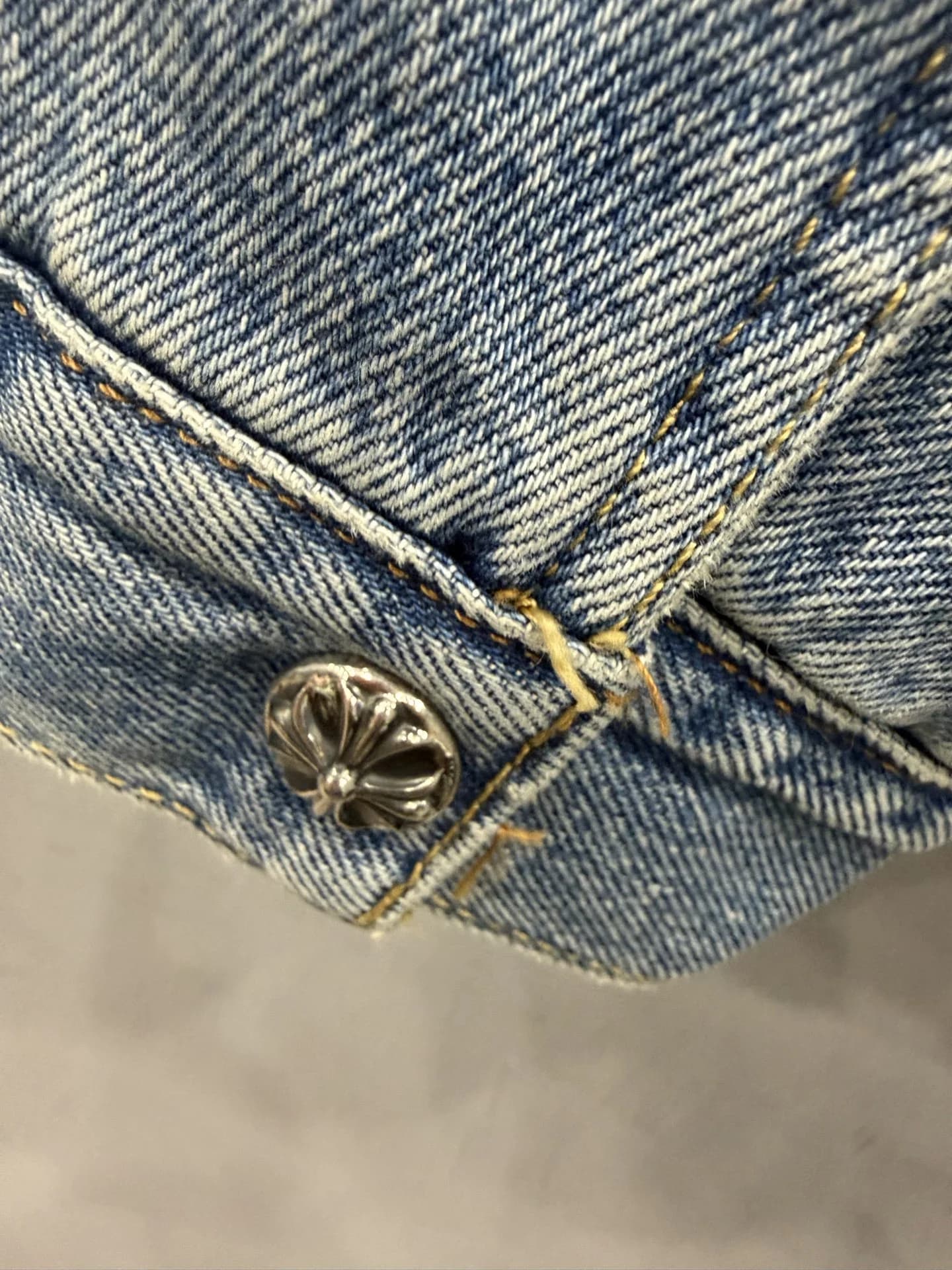 Металлическая пуговица на манжете джинсовой куртки Chrome Hearts x Levi's