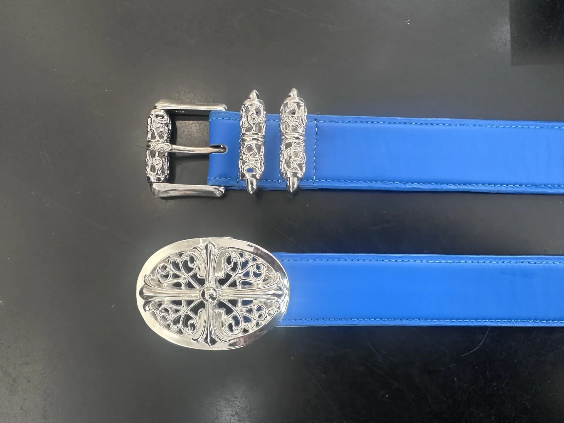 Синий кожаный ремень Chrome Hearts с серебряной пряжкой и шлевками на черном фоне