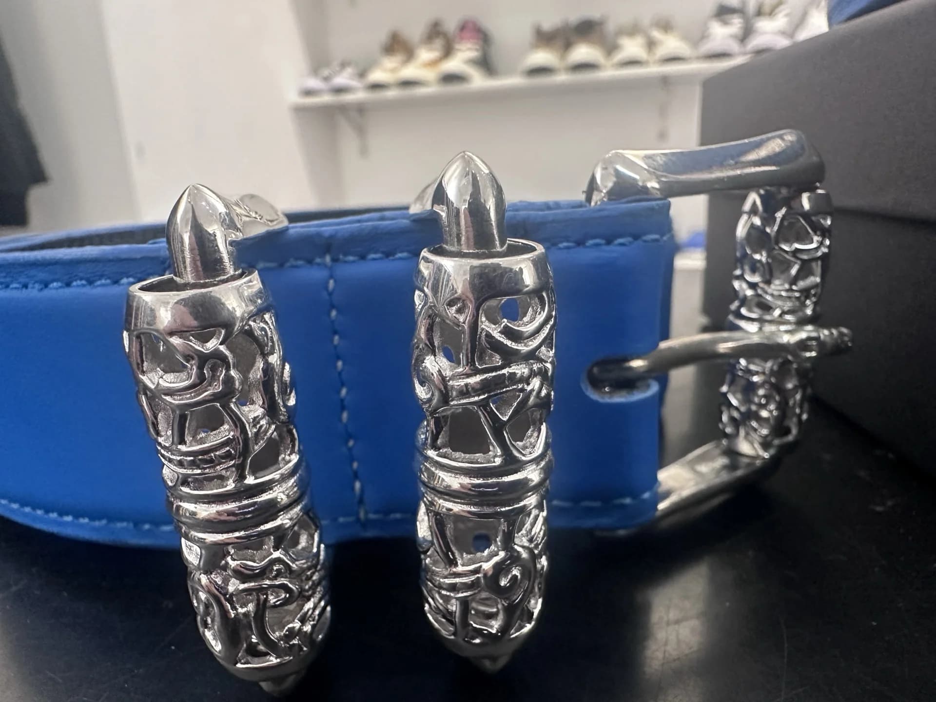 Детали серебряных шлевок с гравировкой и застежки ремня Chrome Hearts