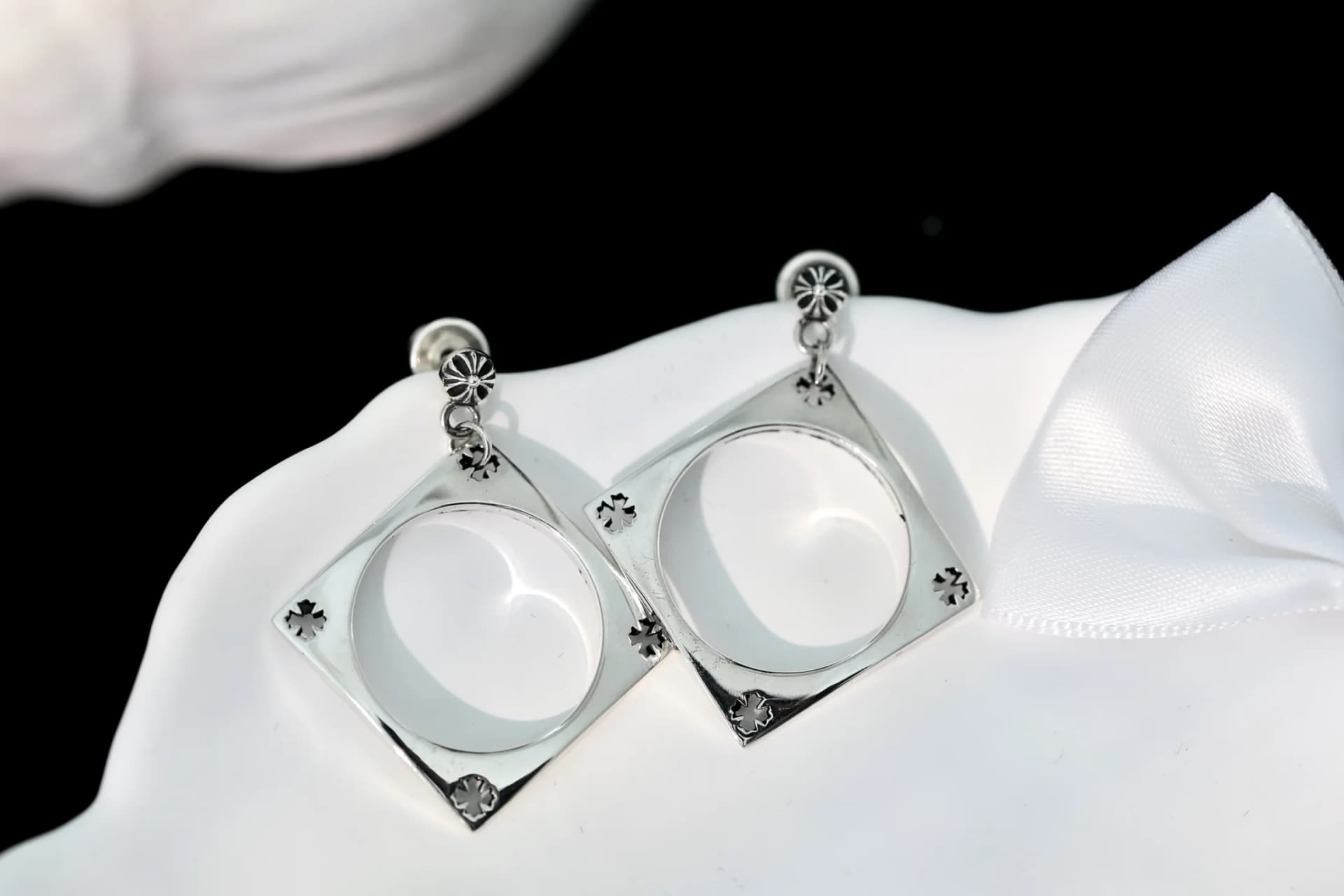 Серьги Chrome Hearts из серебра 925 пробы на декоративном белом блюде