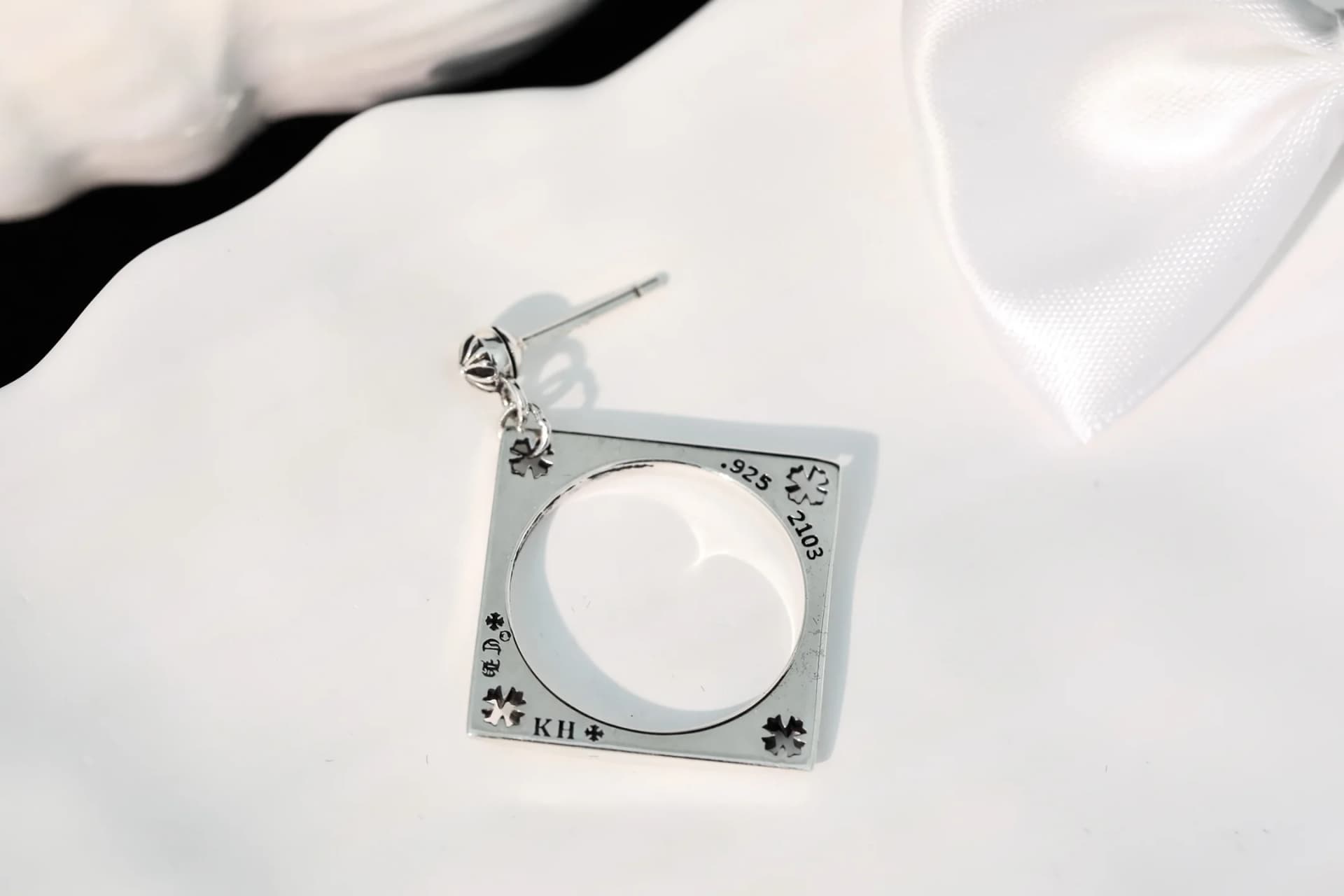 Оборотная сторона серьги Chrome Hearts с гравировкой пробы 925