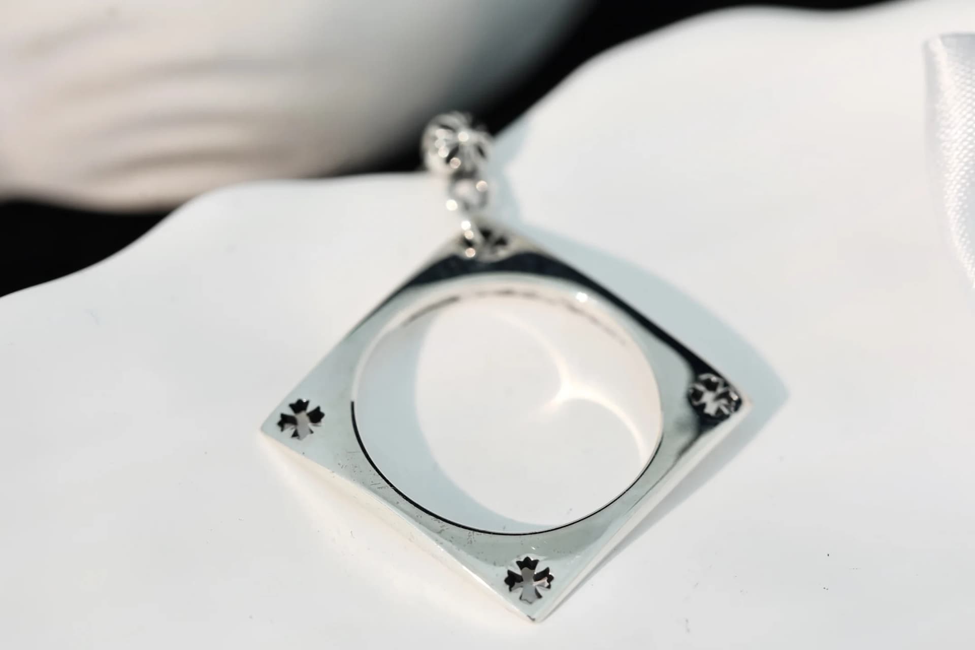Лицевая сторона квадратной подвески Chrome Hearts с крестовыми элементами