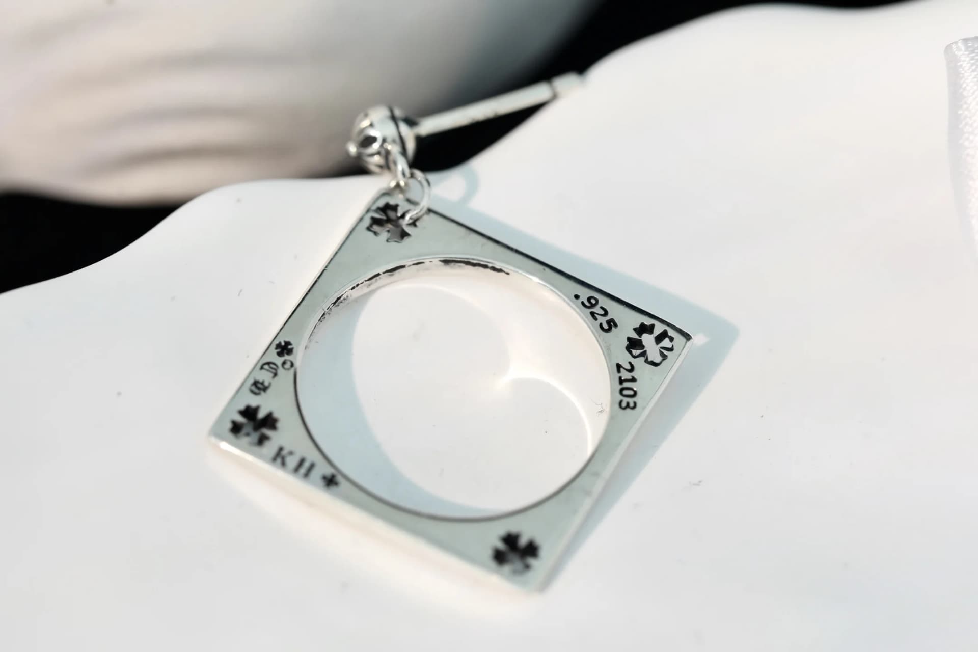 Серьга Chrome Hearts из серебра 925 под углом на светлом фоне