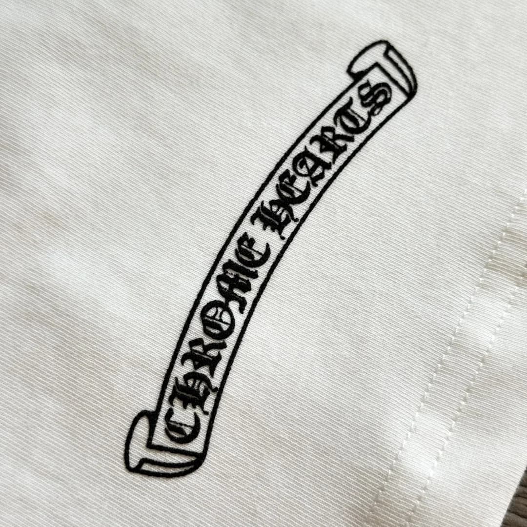 Принт Chrome Hearts на кармане лонгслива