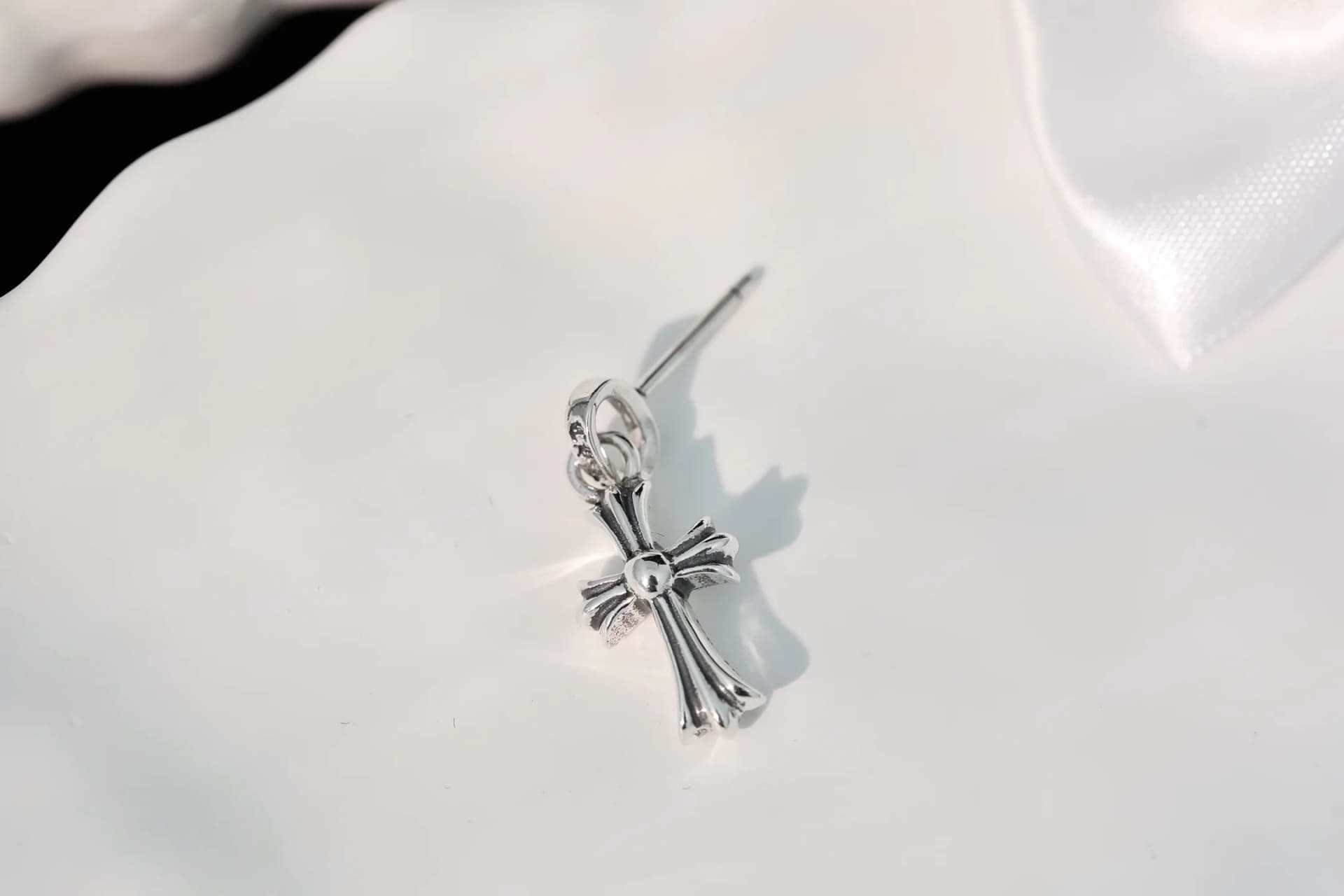 Серебряная серьга Chrome Hearts с крестом крупным планом
