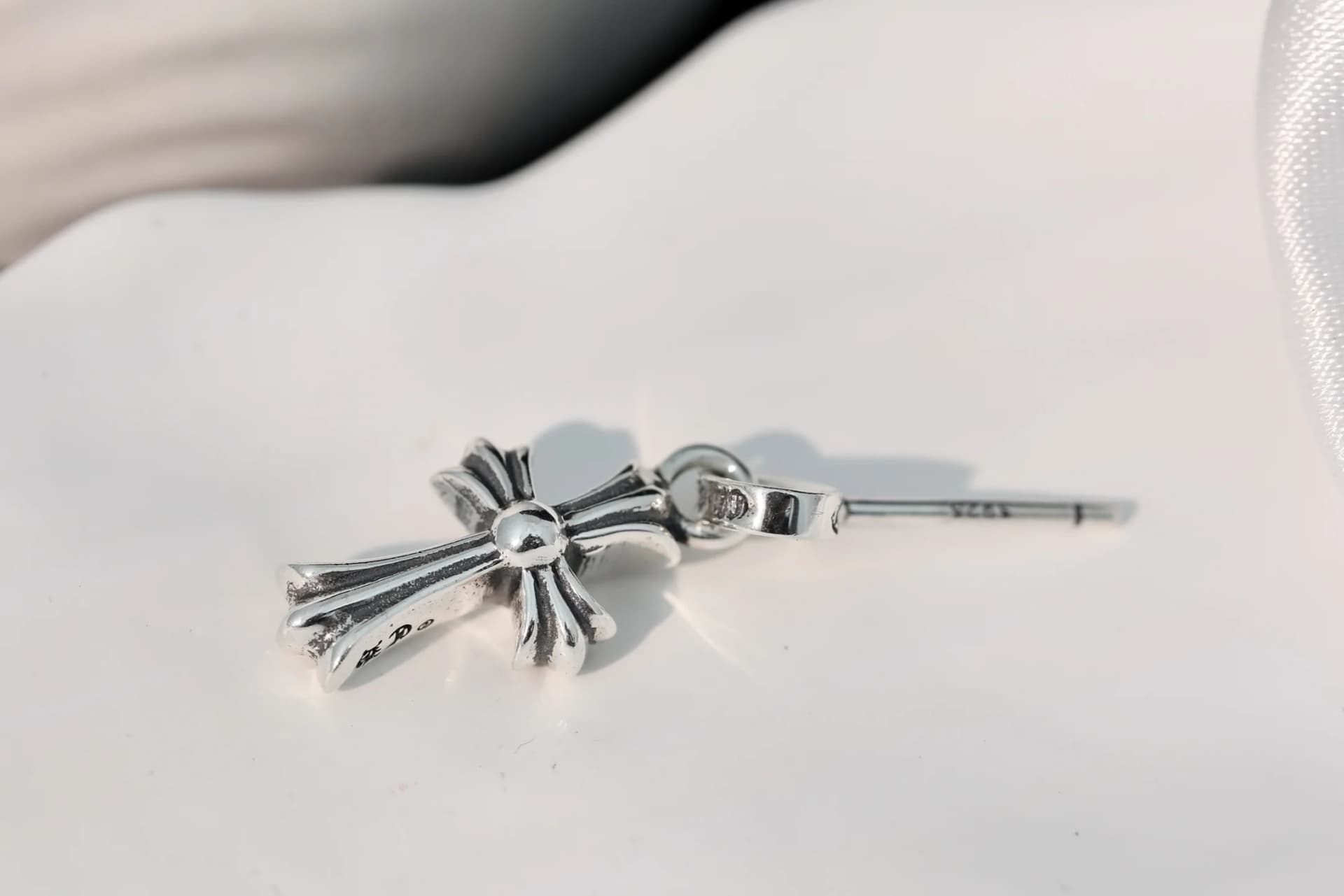 Вид серьги Chrome Hearts сбоку: штифт и подвесной элемент
