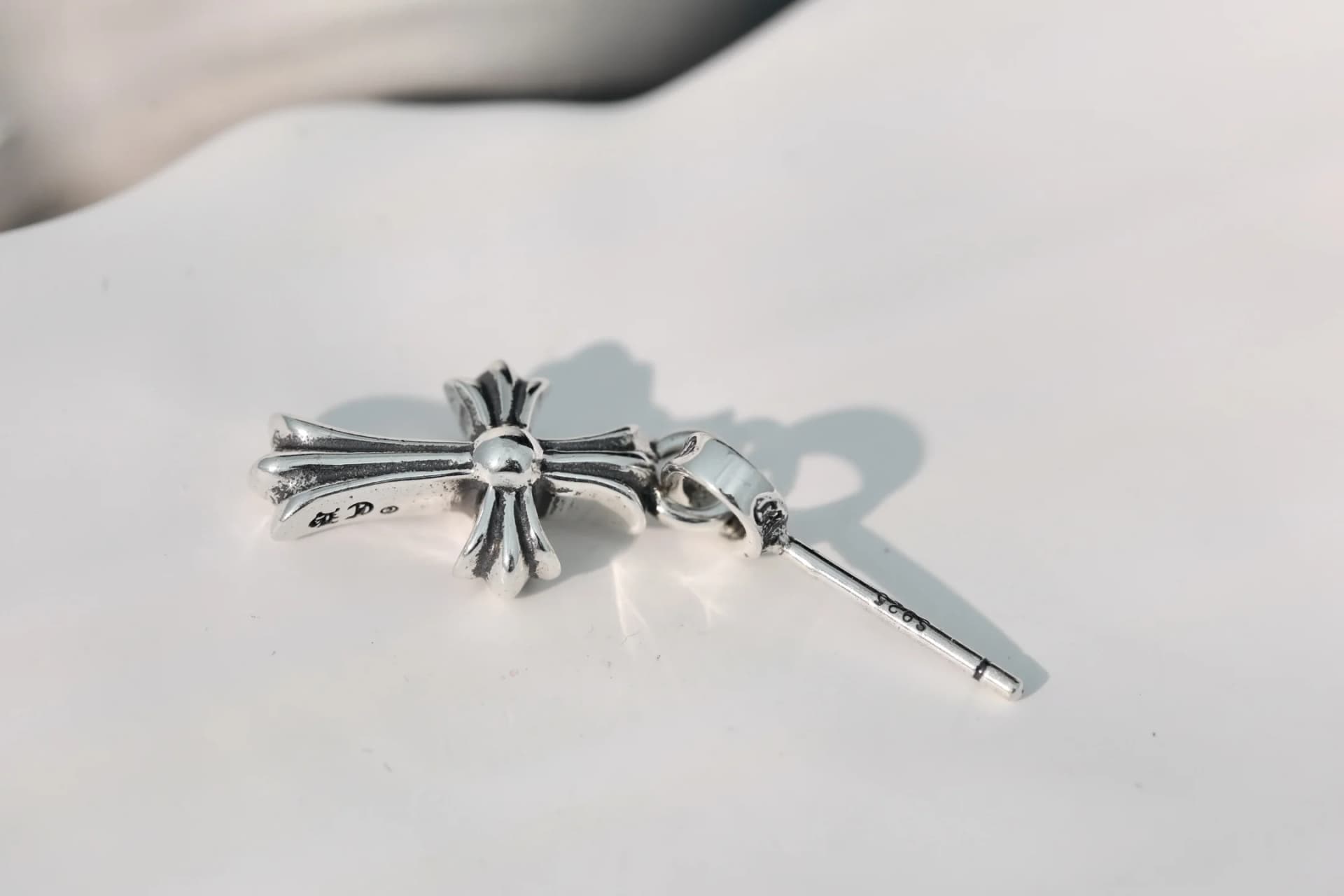Фактура и чернение серебряной серьги Chrome Hearts