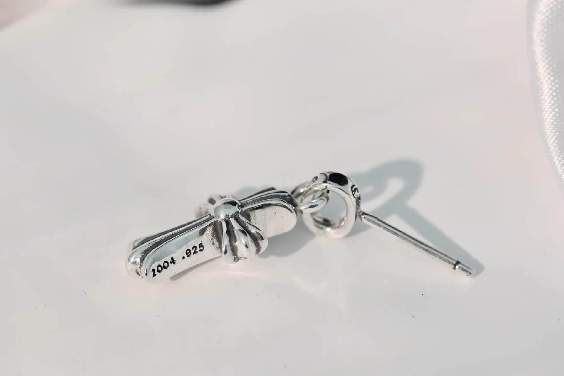 Гравировка пробы 925 на подвеске Chrome Hearts