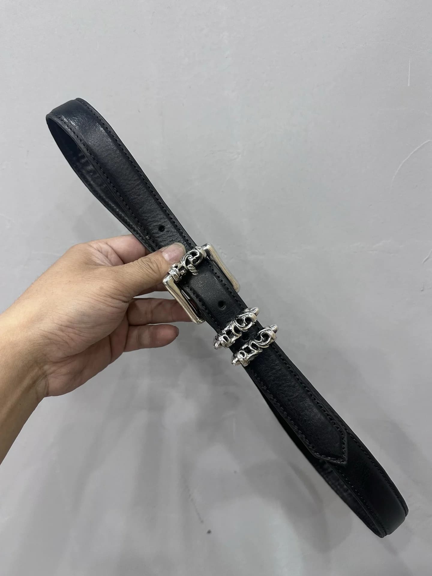 Общий вид черного кожаного ремня Chrome Hearts Vine Roller с серебряной фурнитурой
