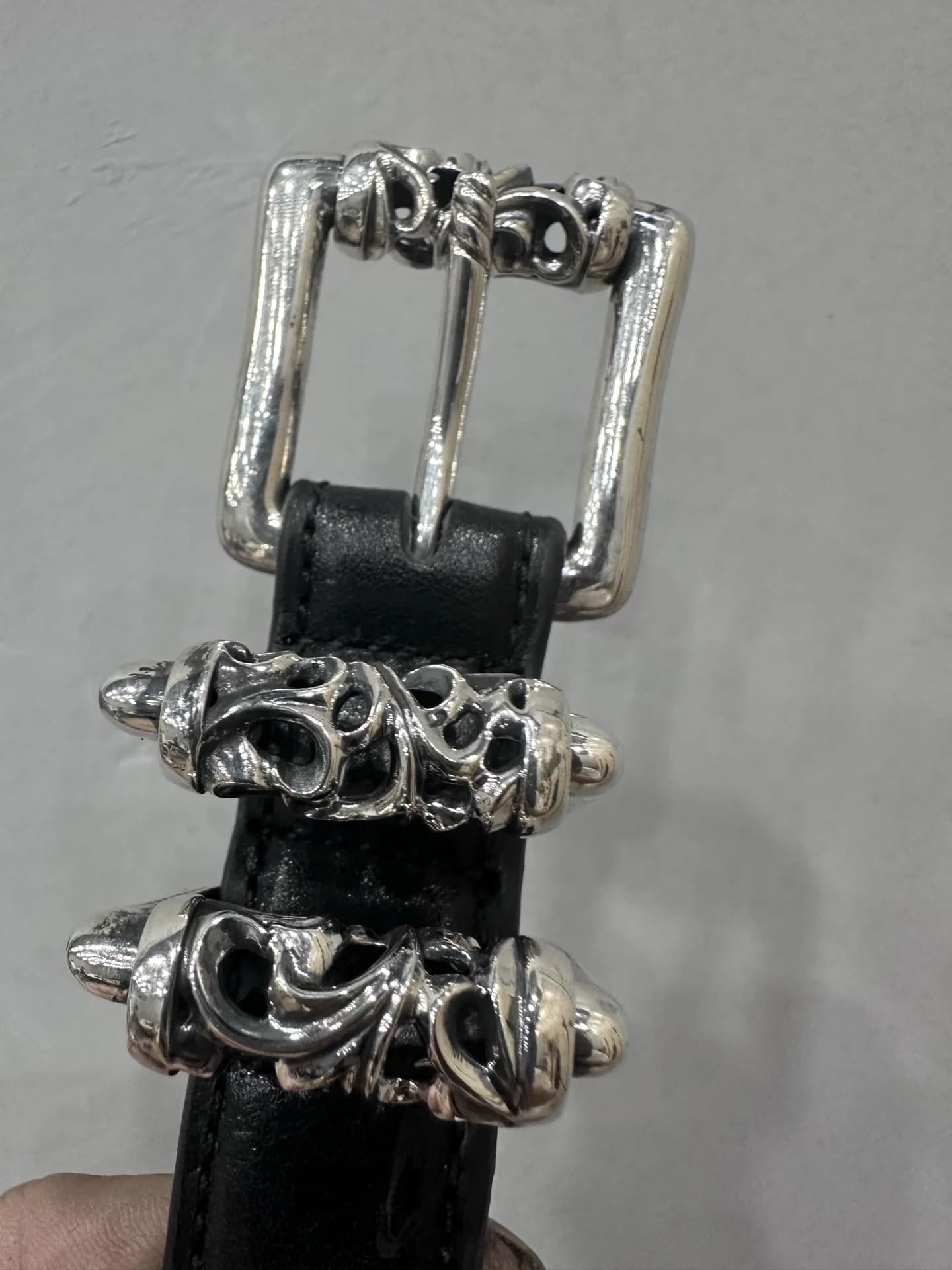 Крупный план серебряной пряжки и шлевок с орнаментом Vine Roller