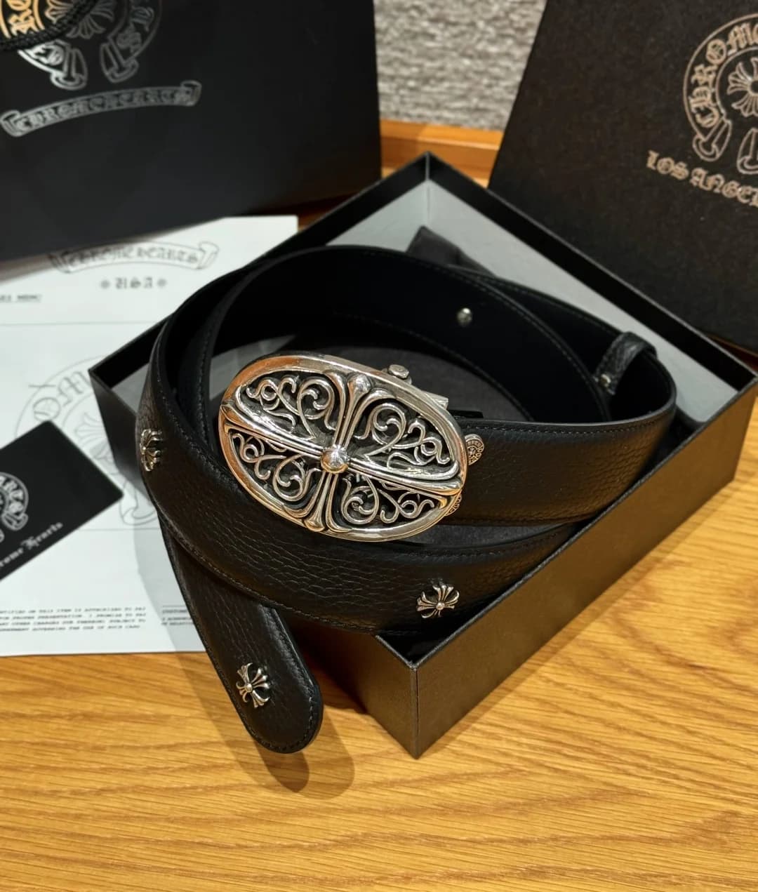 Черный кожаный ремень Chrome Hearts с массивной серебристой пряжкой в фирменной коробке