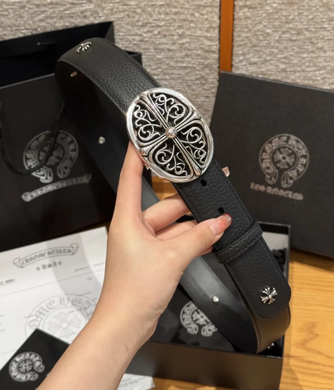 Кожаный ремень Chrome Hearts с готической пряжкой и заклепками