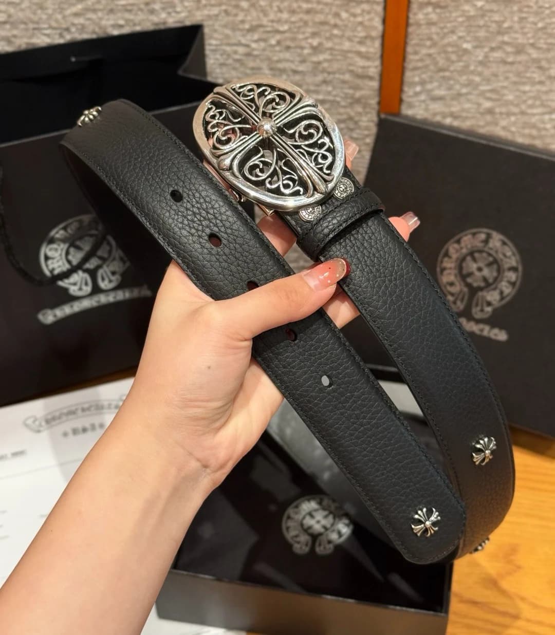 Черный зернистый ремень Chrome Hearts с металлическими крестами по длине полотна