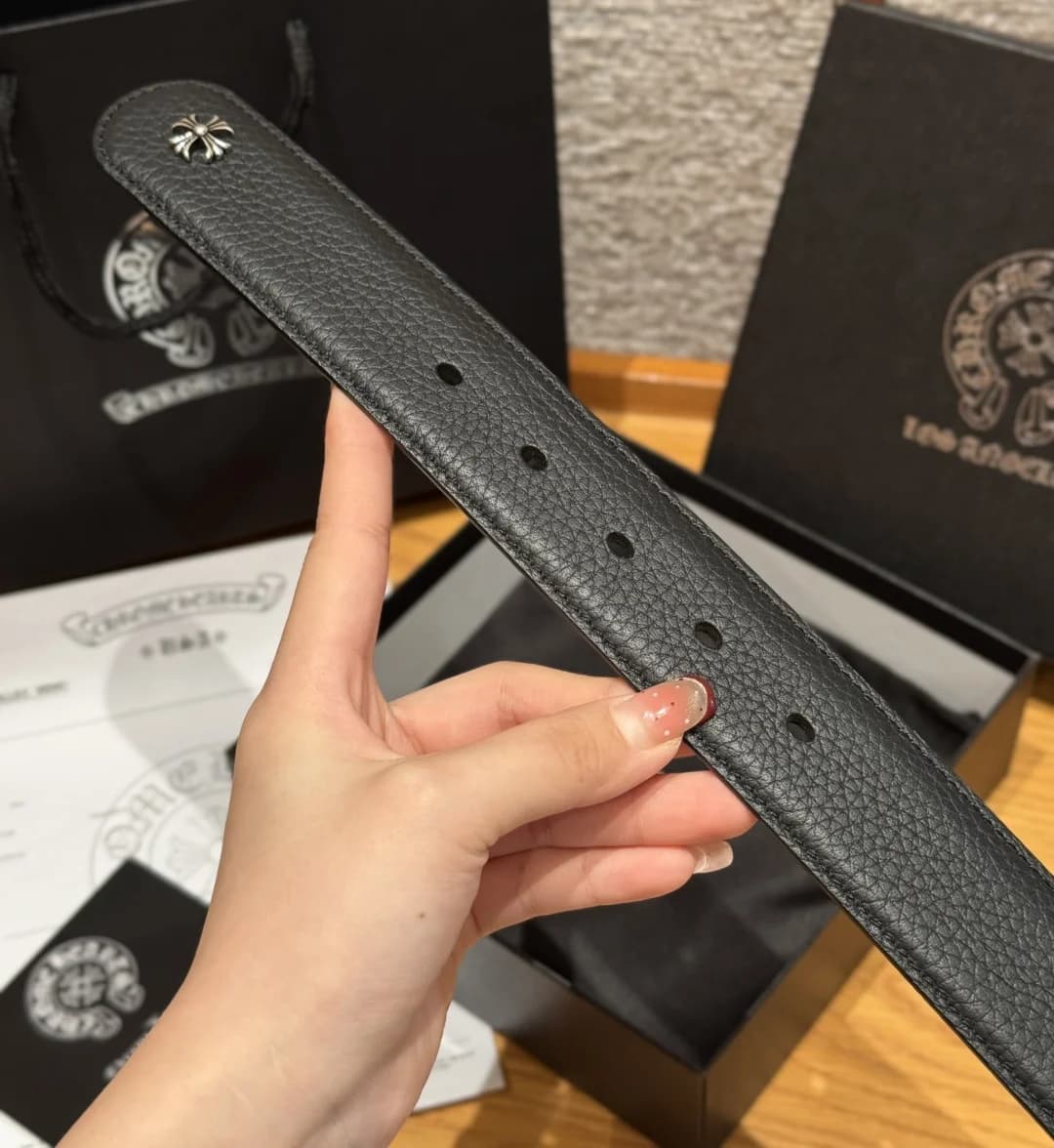 Отверстия для регулировки длины и заклепка на кончике ремня Chrome Hearts