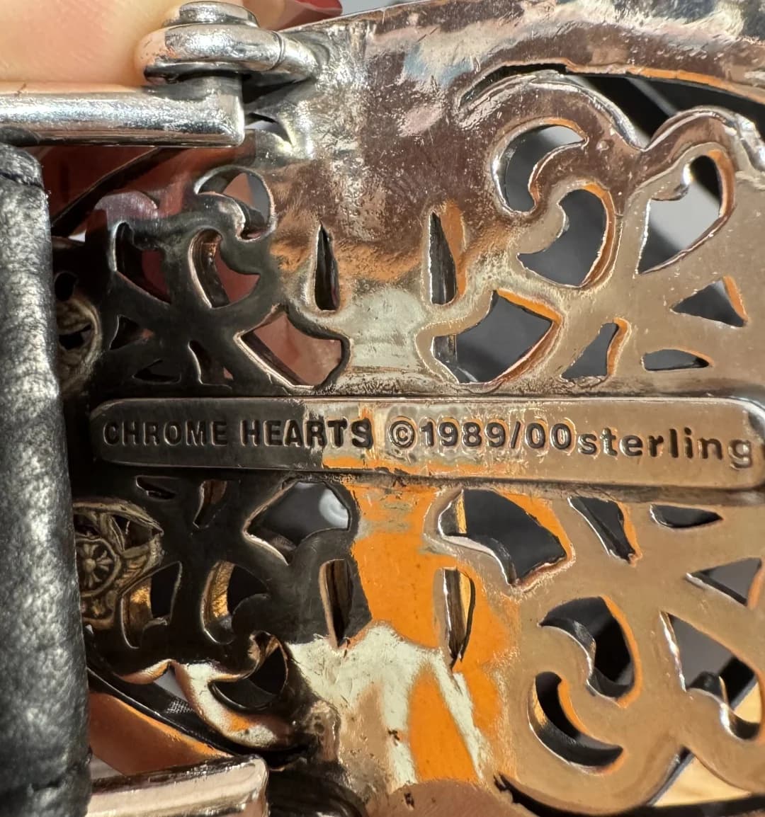 Гравировка Chrome Hearts sterling с обратной стороны пряжки