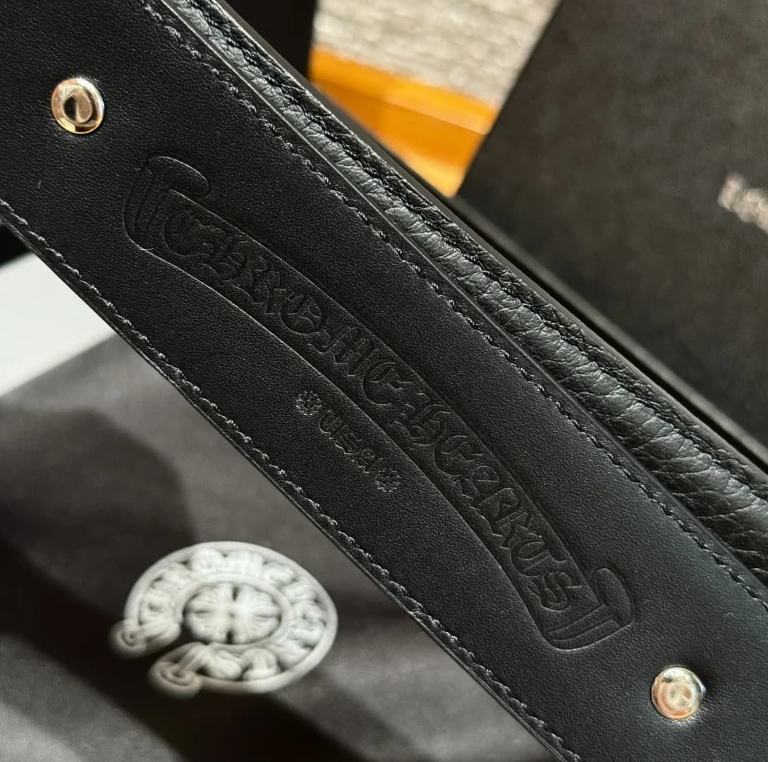 Тисненый логотип бренда Chrome Hearts на внутренней стороне кожаного ремня