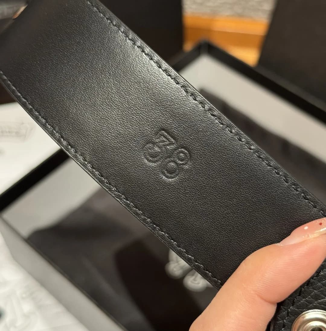 Тиснение размера на обратной стороне черного кожаного ремня Chrome Hearts