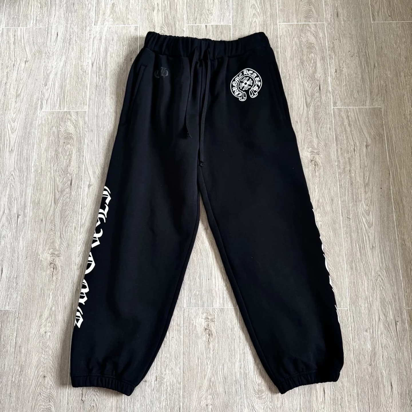 Черные спортивные штаны Chrome Hearts, вид спереди