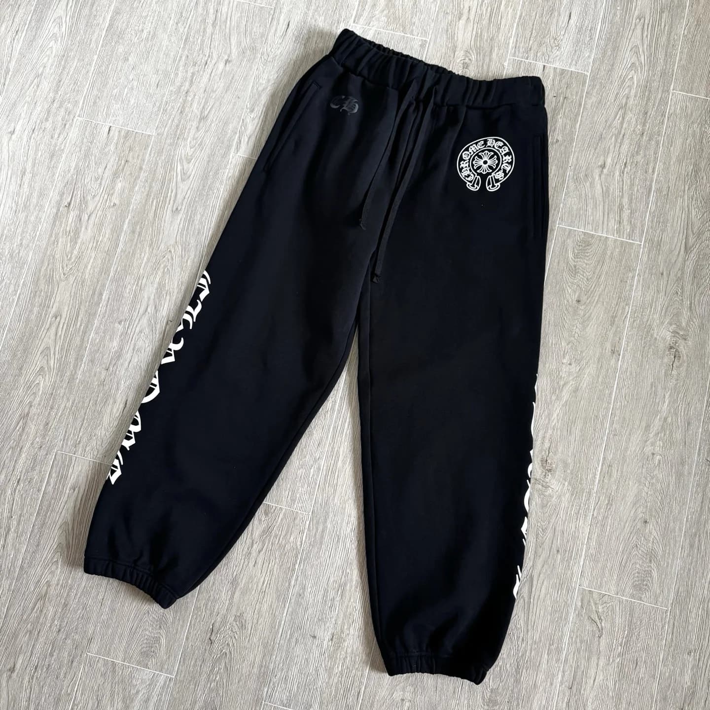 Черные трикотажные брюки Chrome Hearts, вид спереди под углом