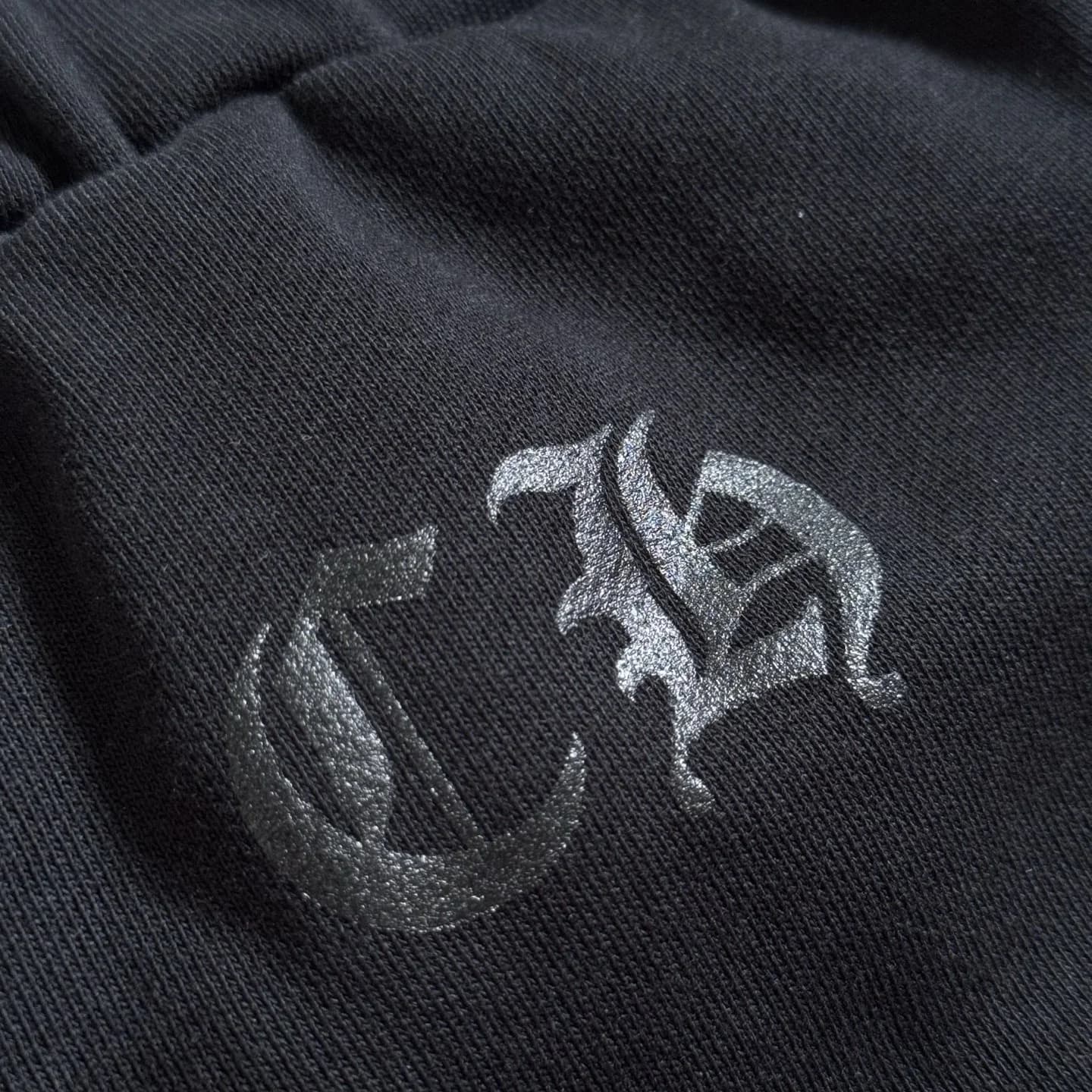 Вышитый или напечатанный черный логотип CH на спортивных штанах Chrome Hearts