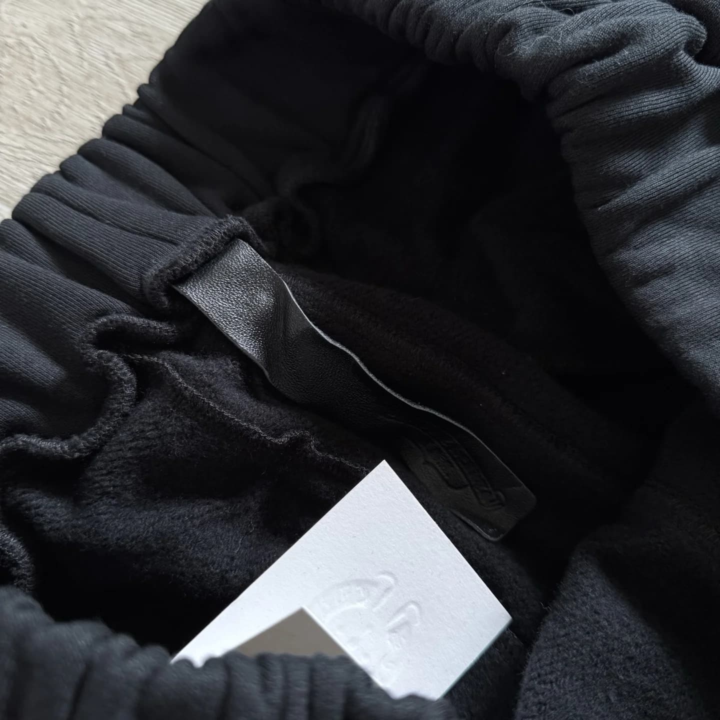 Внутренний шов и ярлык на поясе штанов Chrome Hearts