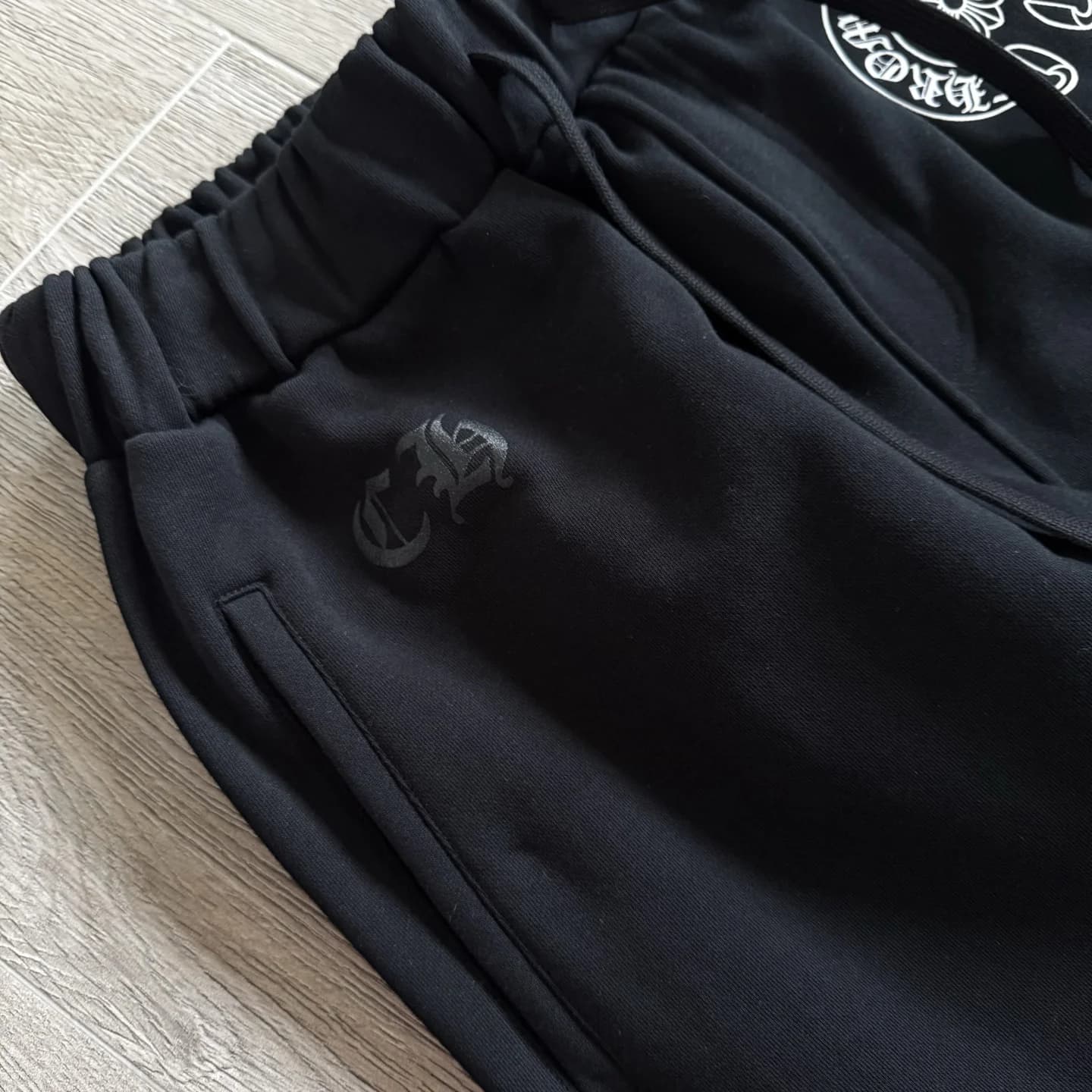 Черный логотип CH на бедре спортивных штанов Chrome Hearts