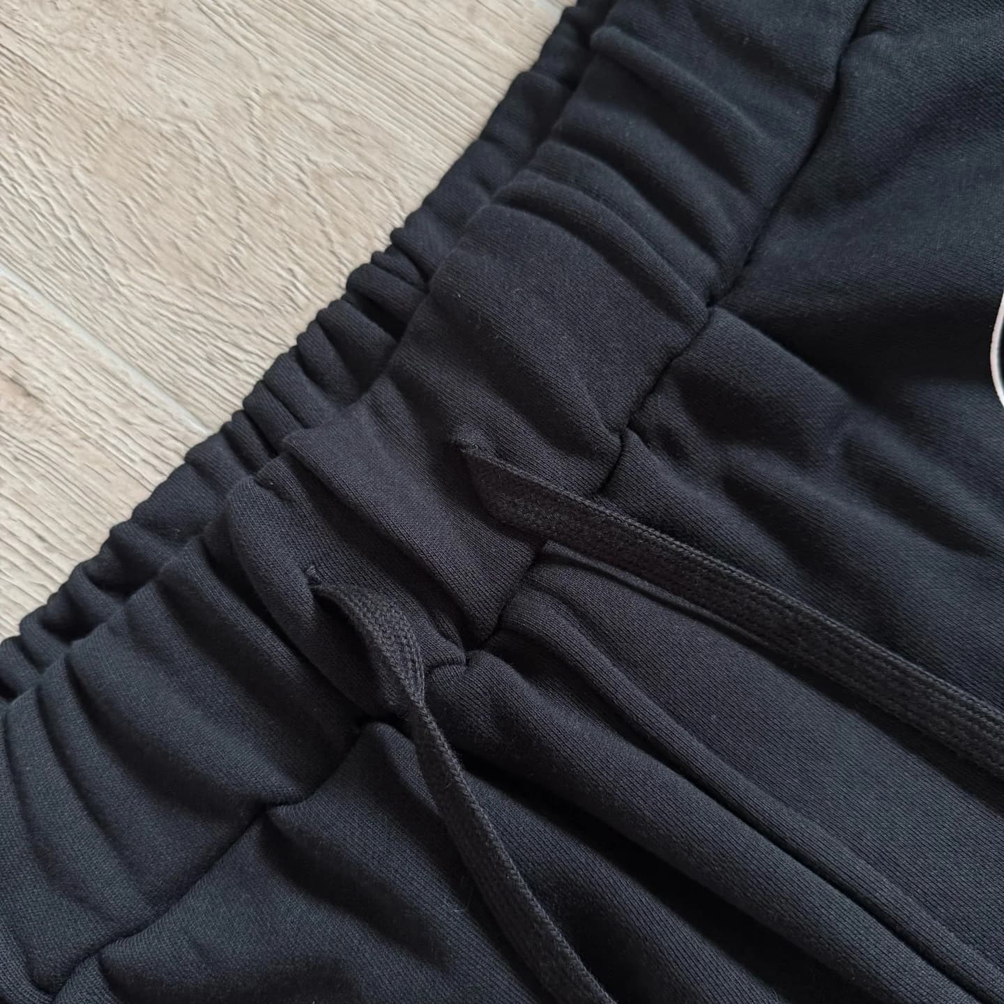 Пояс со шнурком на черных спортивных штанах Chrome Hearts