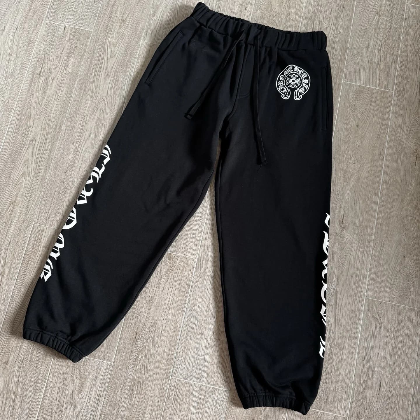 Черные спортивные штаны Chrome Hearts с белым принтом