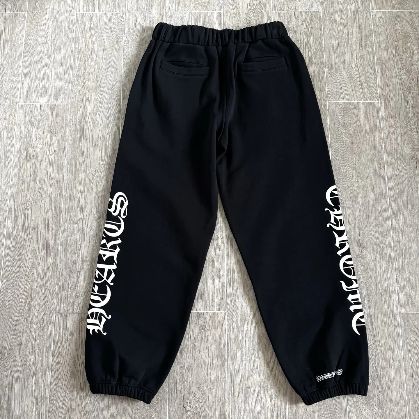 Черные спортивные штаны Chrome Hearts, вид сзади