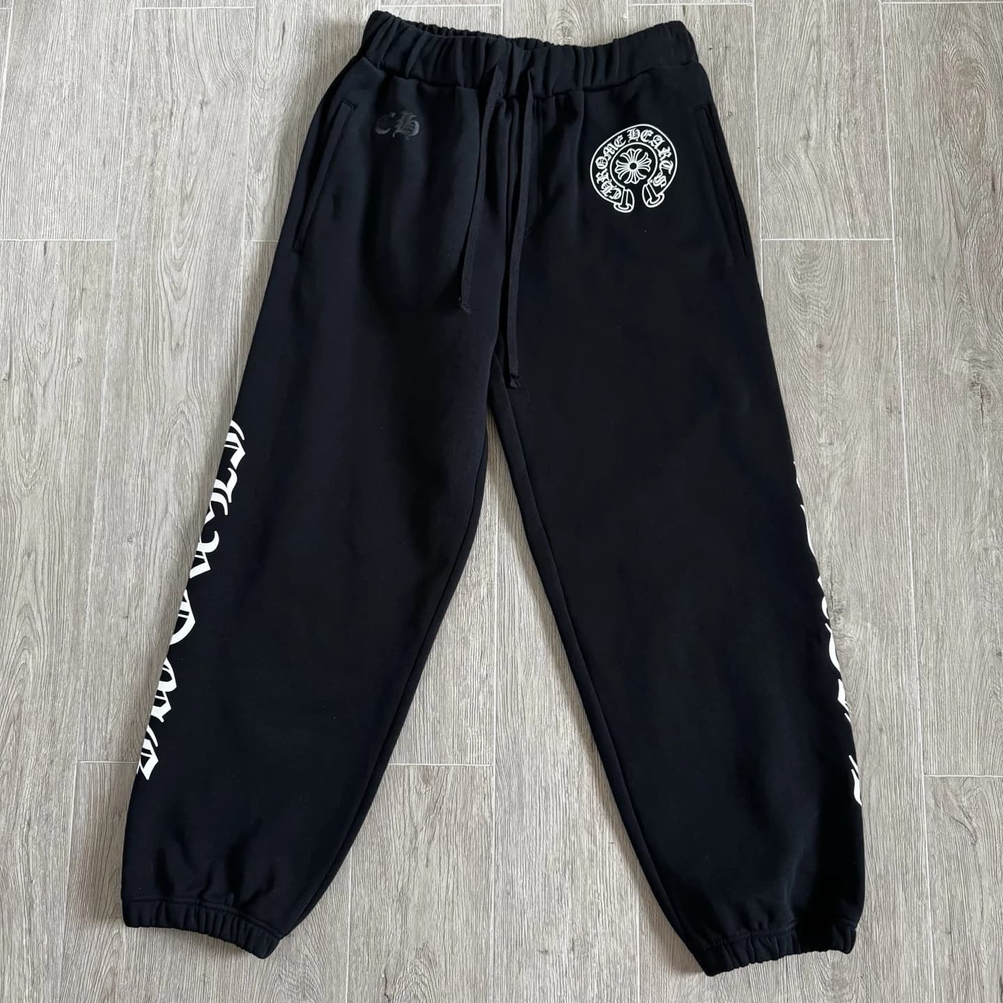 Черные трикотажные штаны Chrome Hearts, общий вид спереди