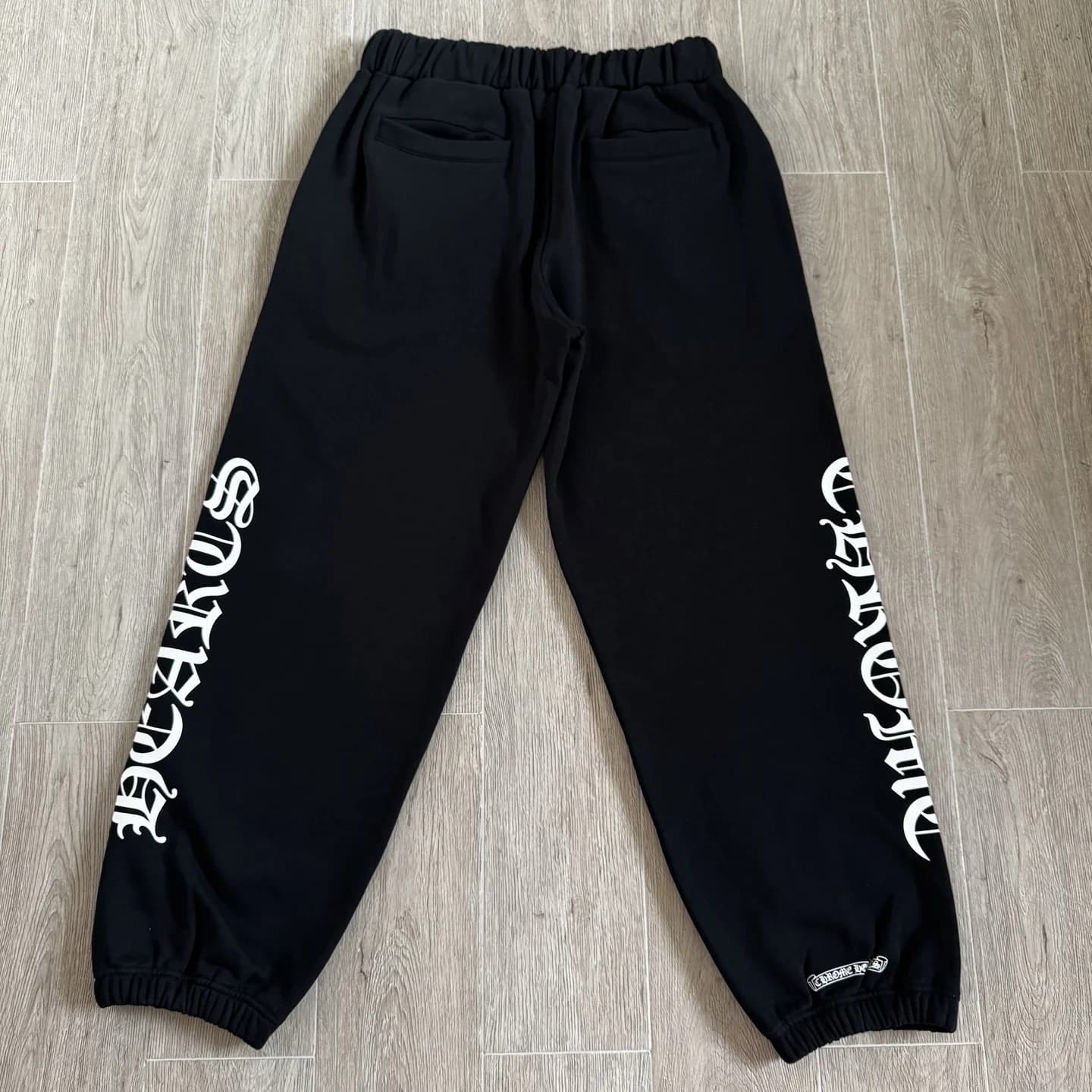 Черные спортивные штаны Chrome Hearts, общий вид сзади