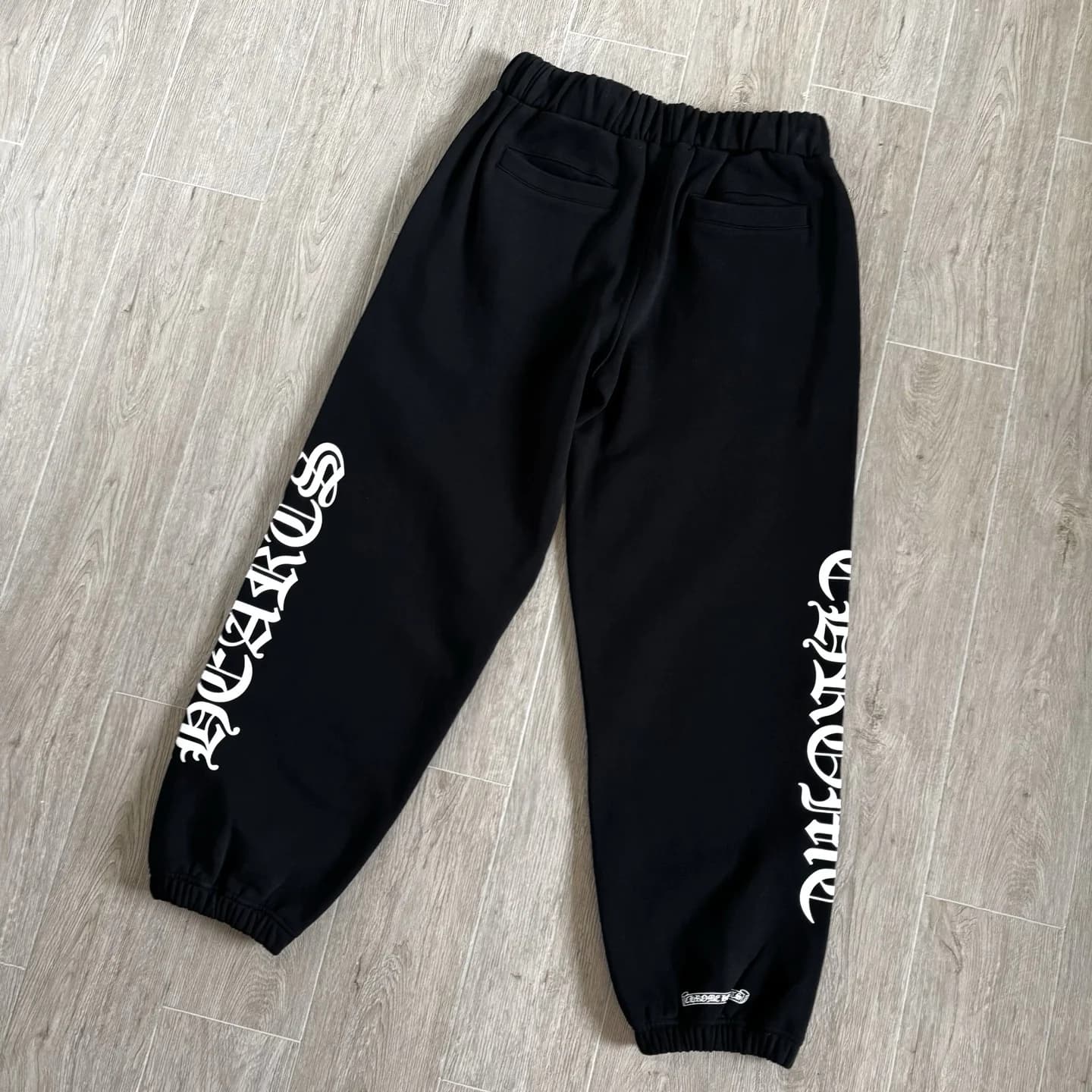 Черные трикотажные брюки Chrome Hearts, вид сзади под углом