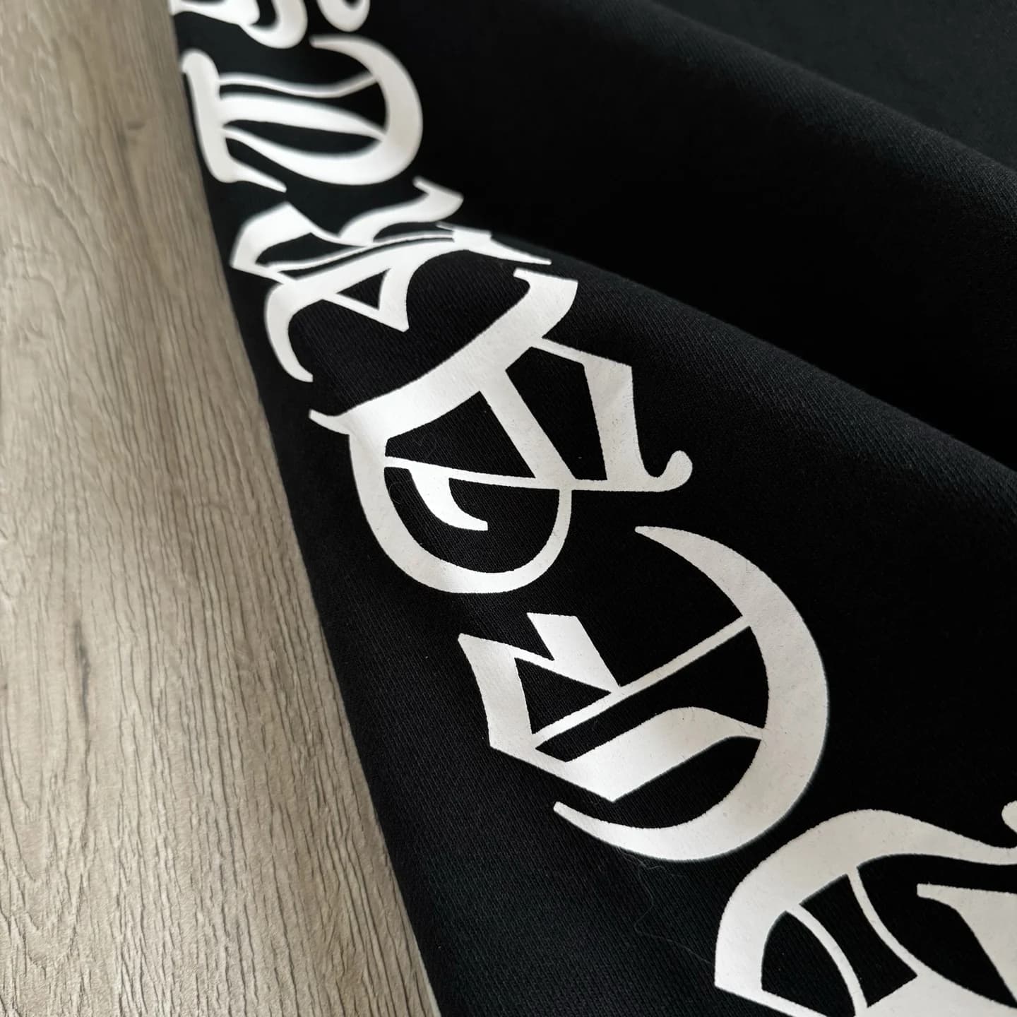 Белый готический принт на боковой стороне брючин Chrome Hearts