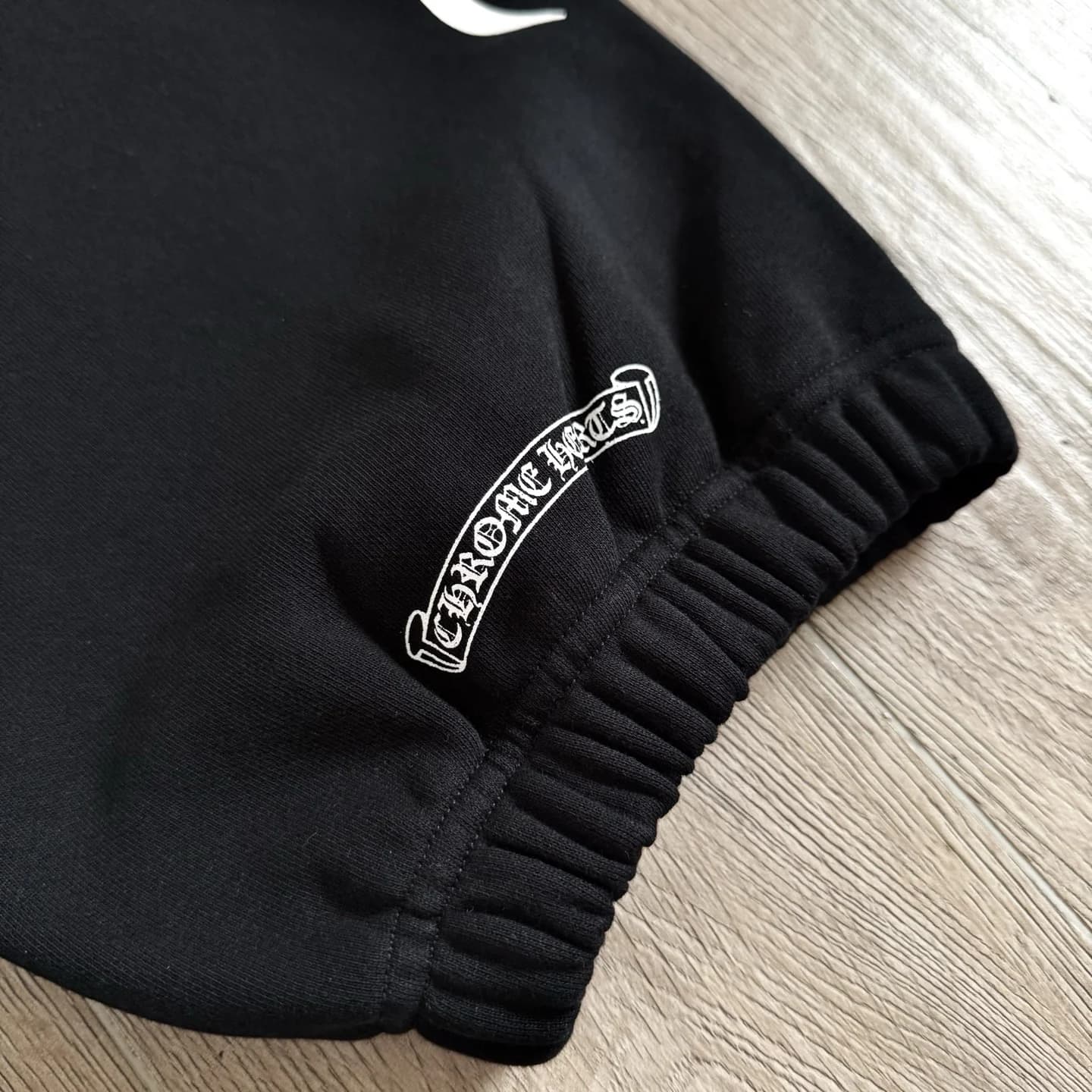 Эластичный манжет с готическим принтом на штанах Chrome Hearts